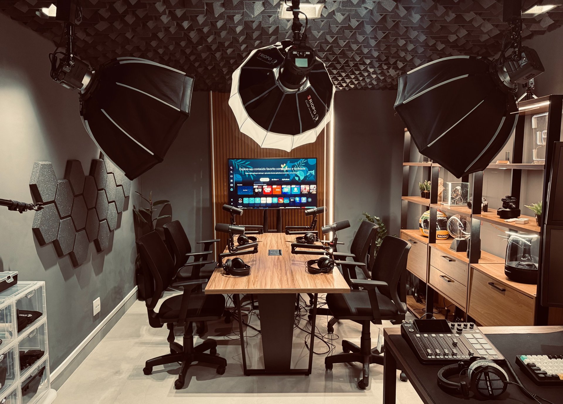 gray computer monitor