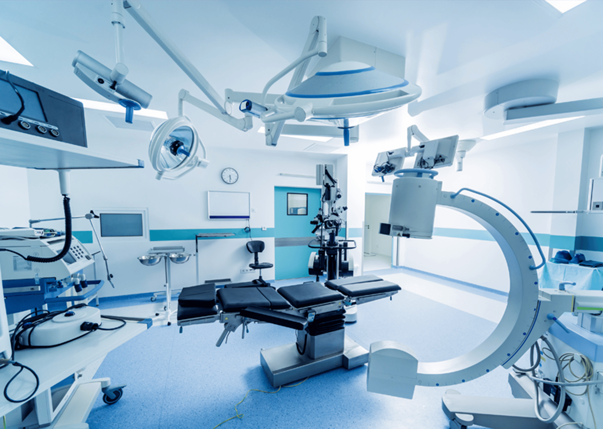 Laboratorio con muchos dispositivos medicos