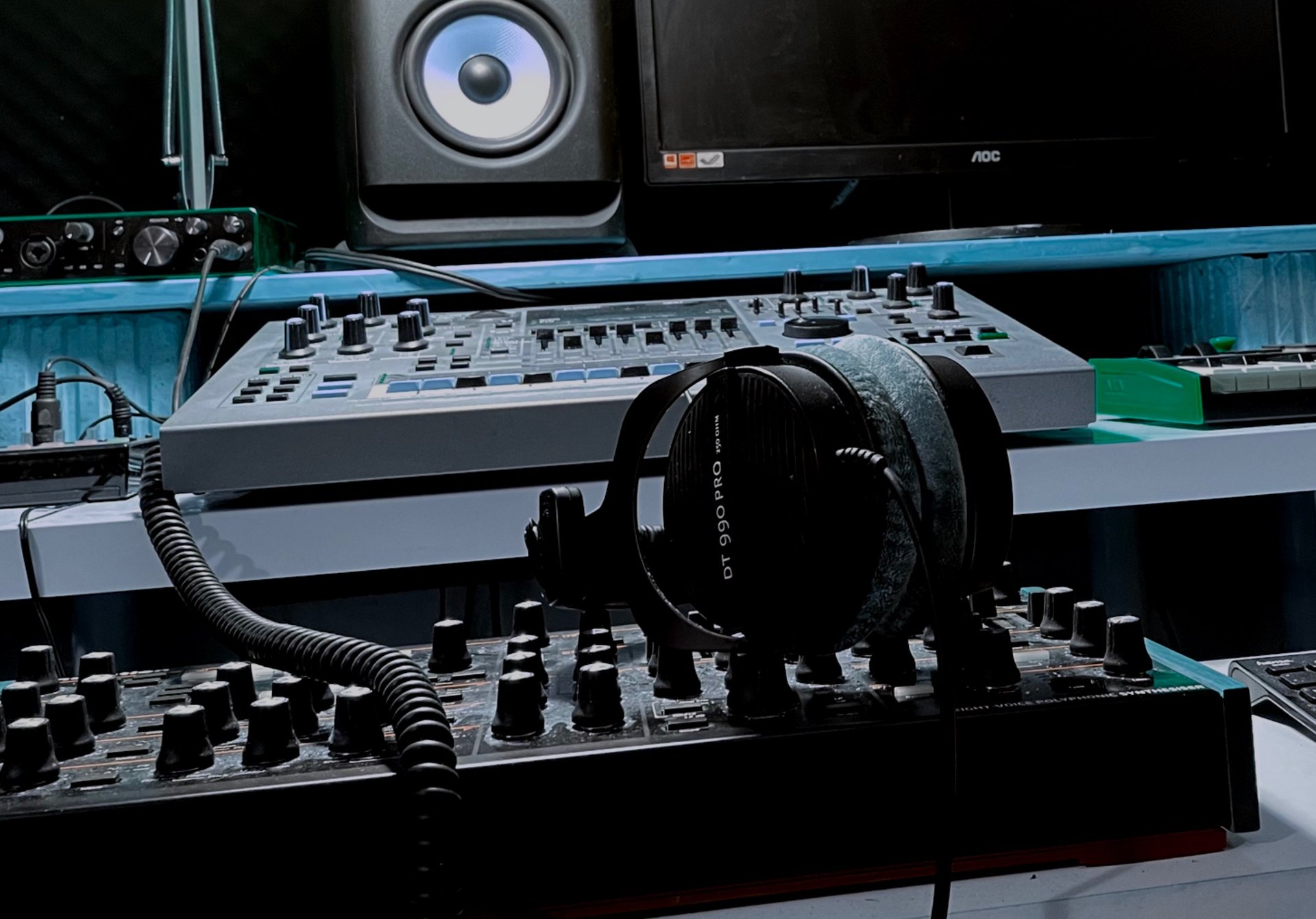 black and white bed linen