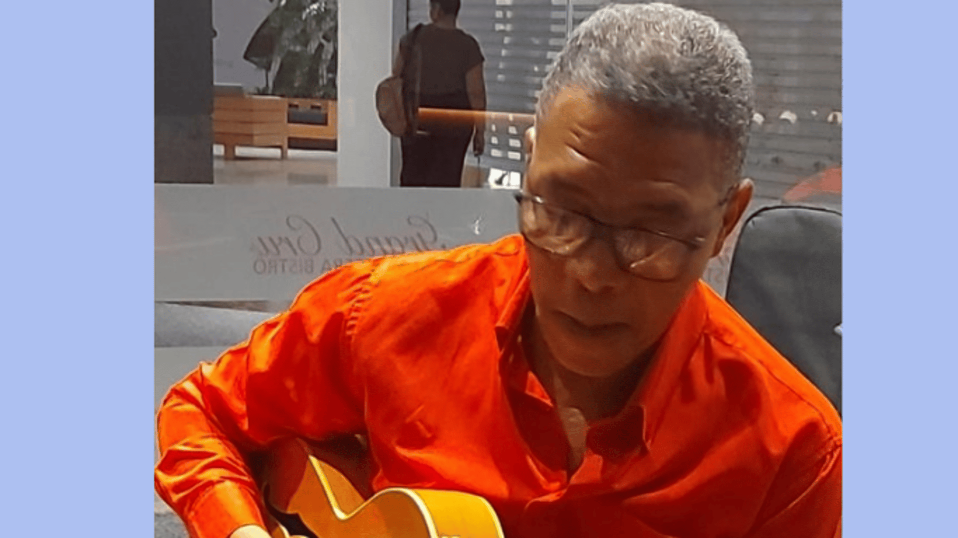 gray computer monitor