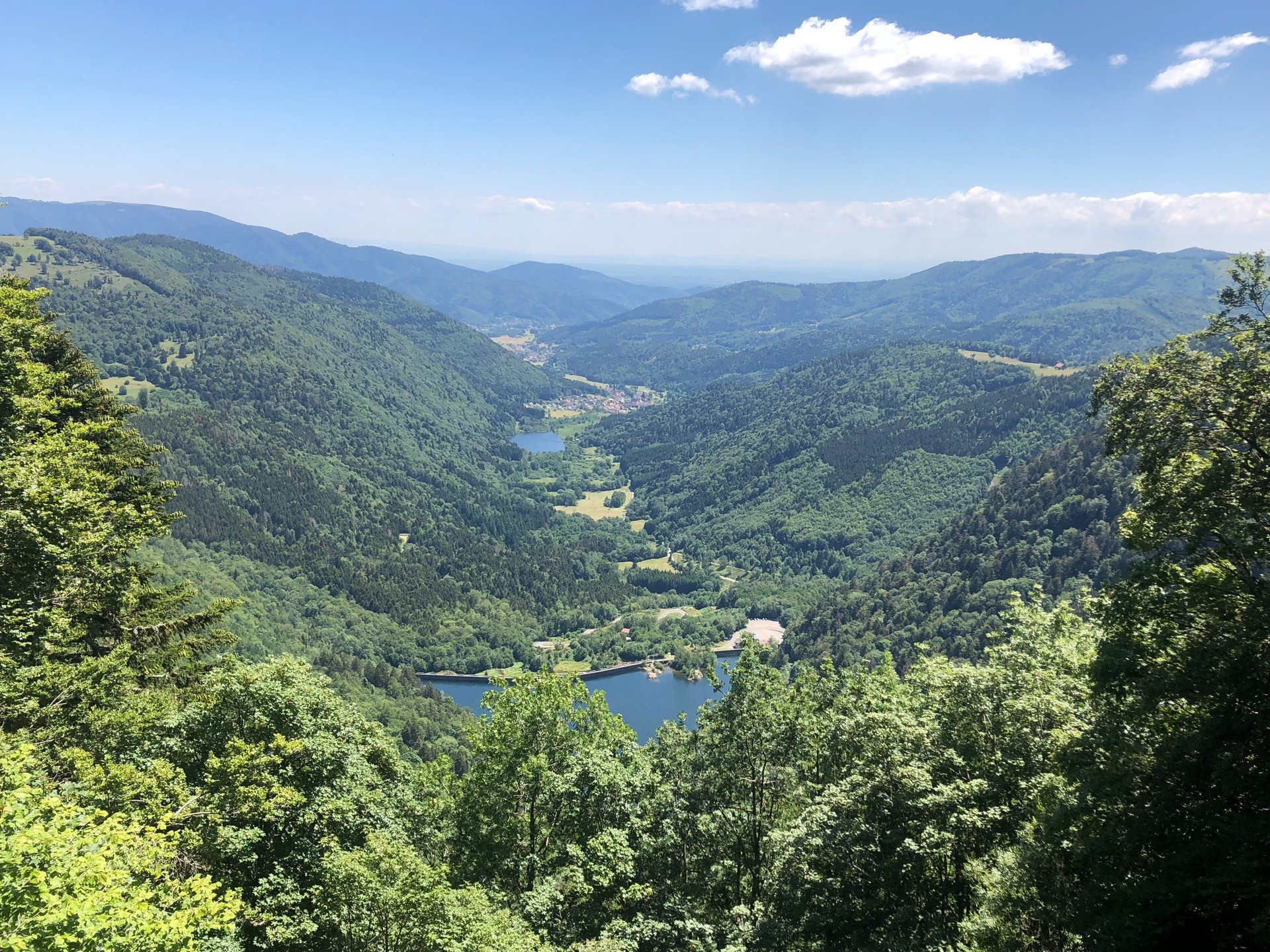 Le lac d'Alfeld occupe une cuvette creusée par un ancien glacier et bordée par une moraine impressionnante qui domine la vall