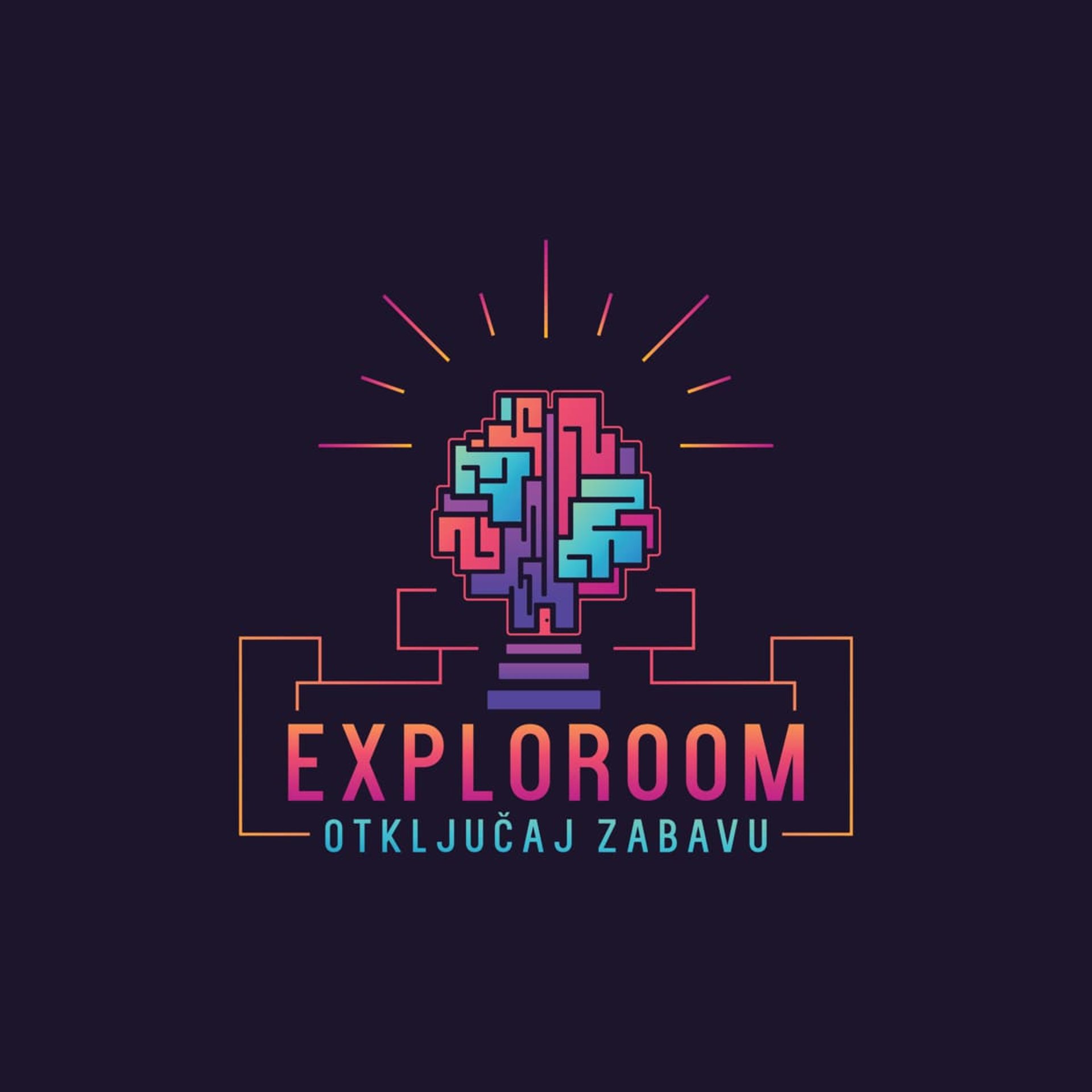 Šareni apstraktni lavirint unutar kruga sa stilizovanim zracima iznad,ispod koga piše EXPLOROOM a ispod pise otkljucaj zabavu