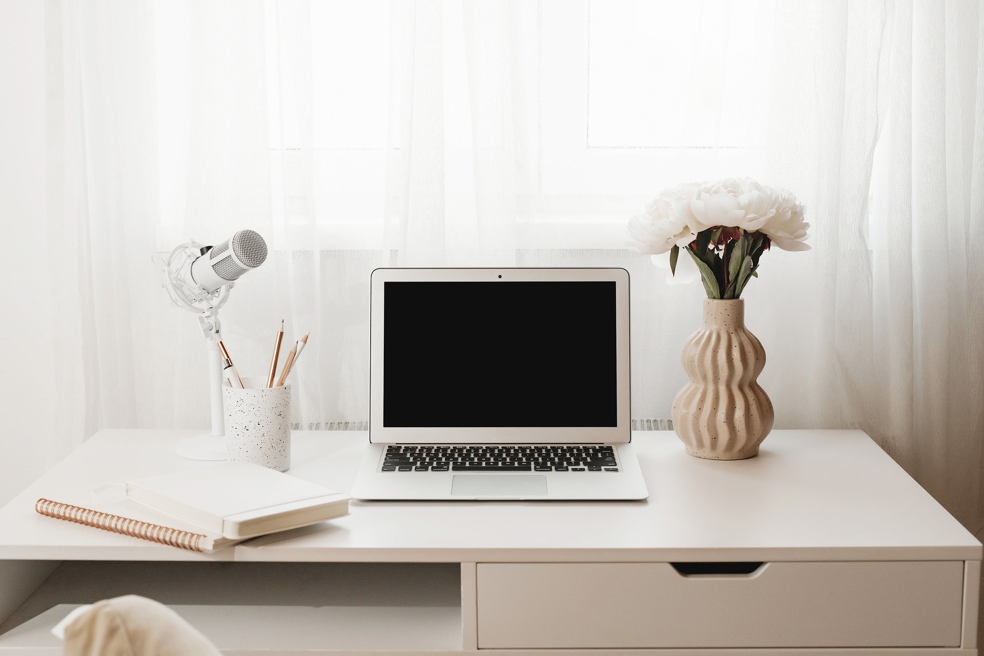 black and white bed linen