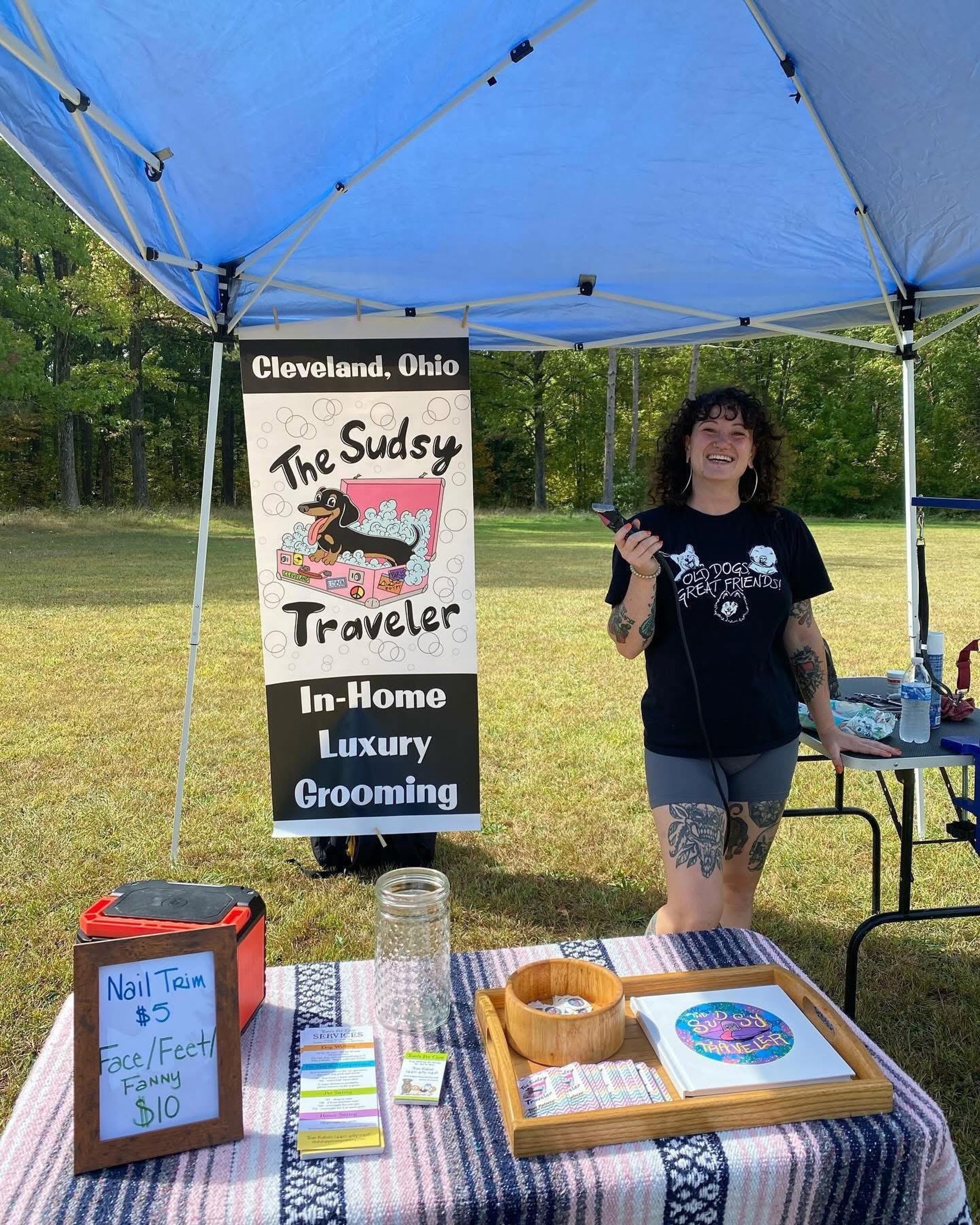 gray computer monitor