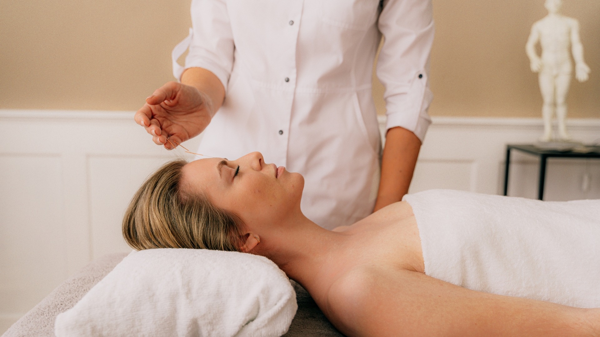 persons feet on blue towel