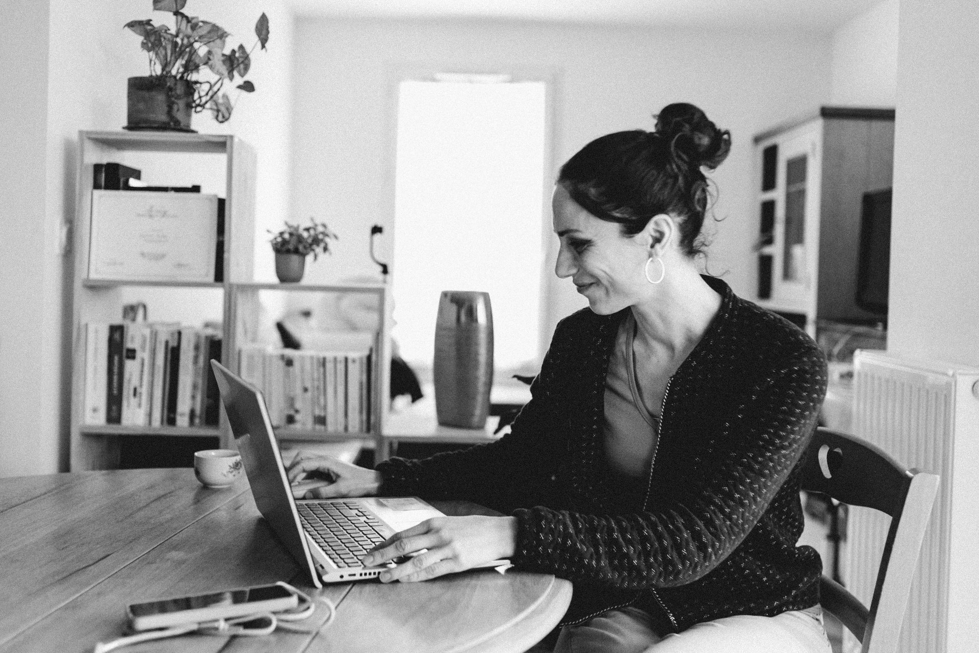 gray computer monitor