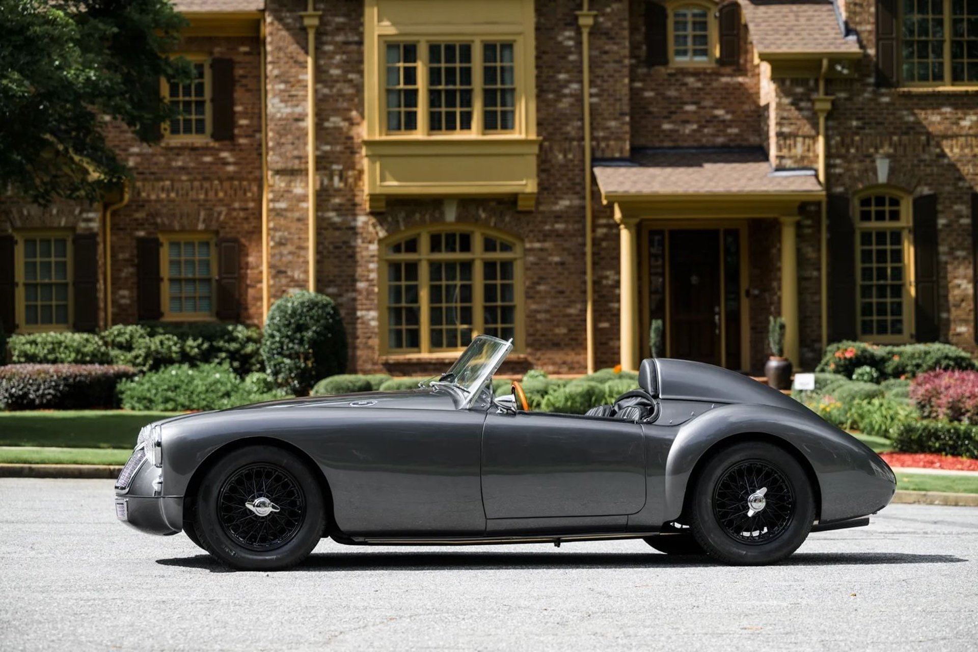 black and white bed linen