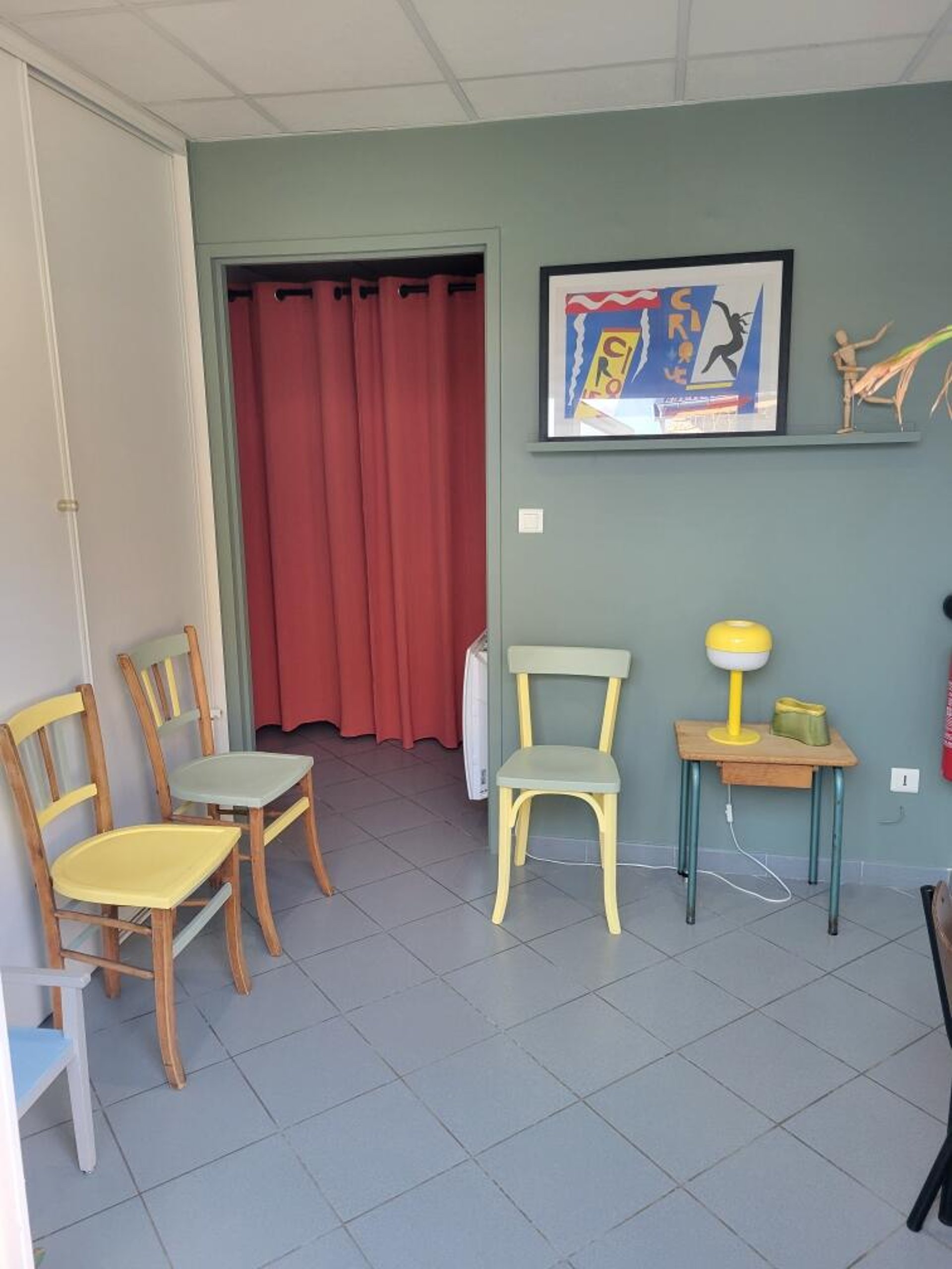 gray computer monitor