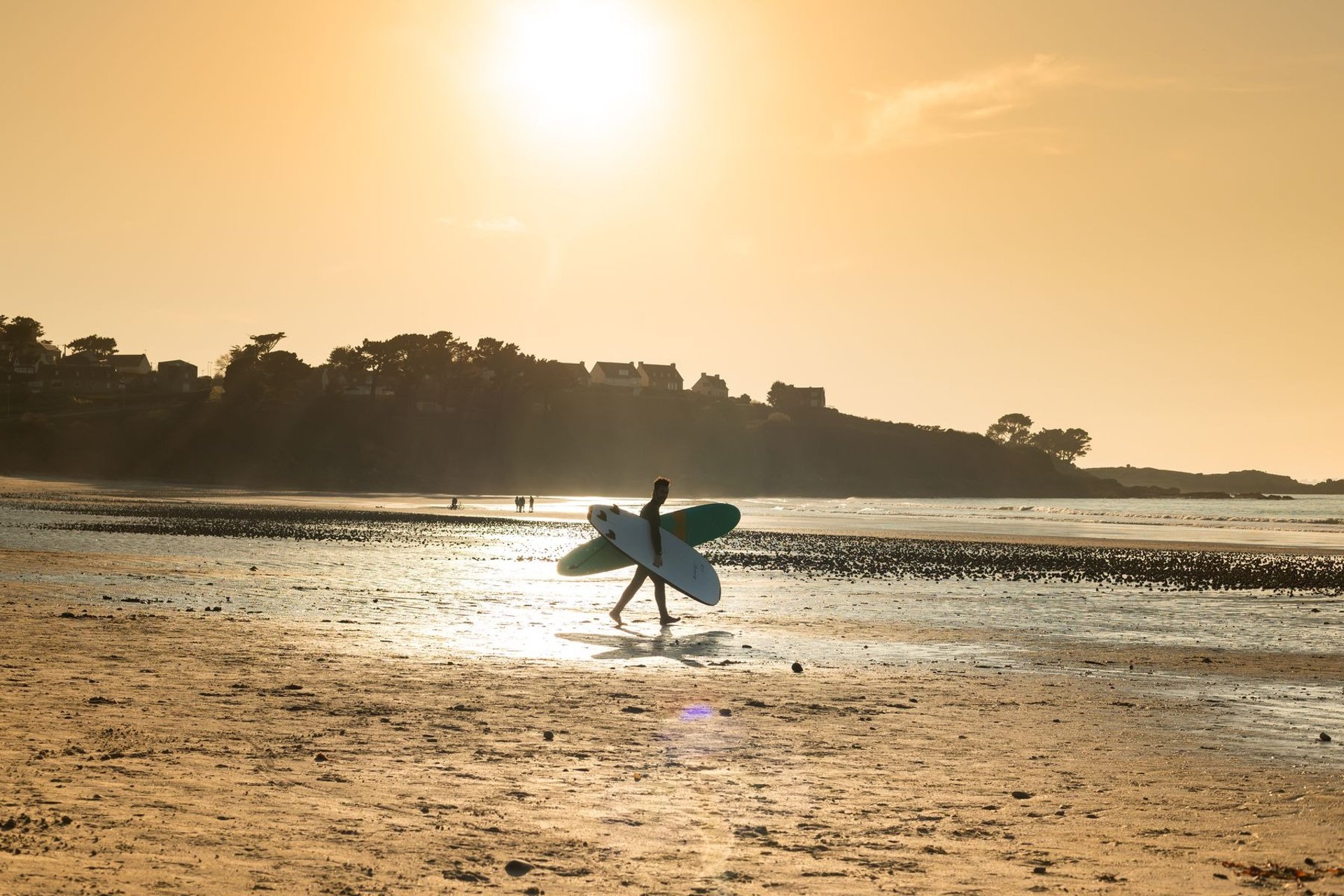black and white bed linen