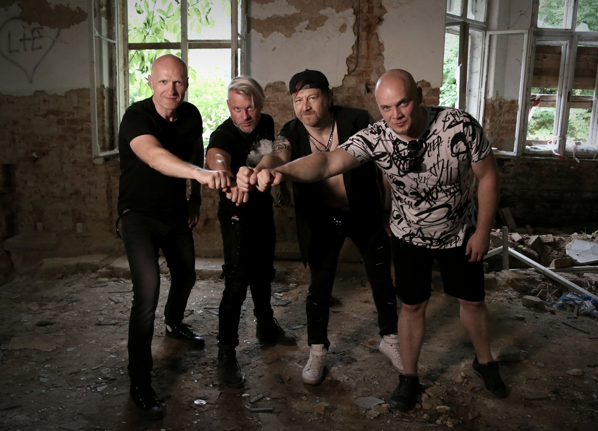 black and white bed linen