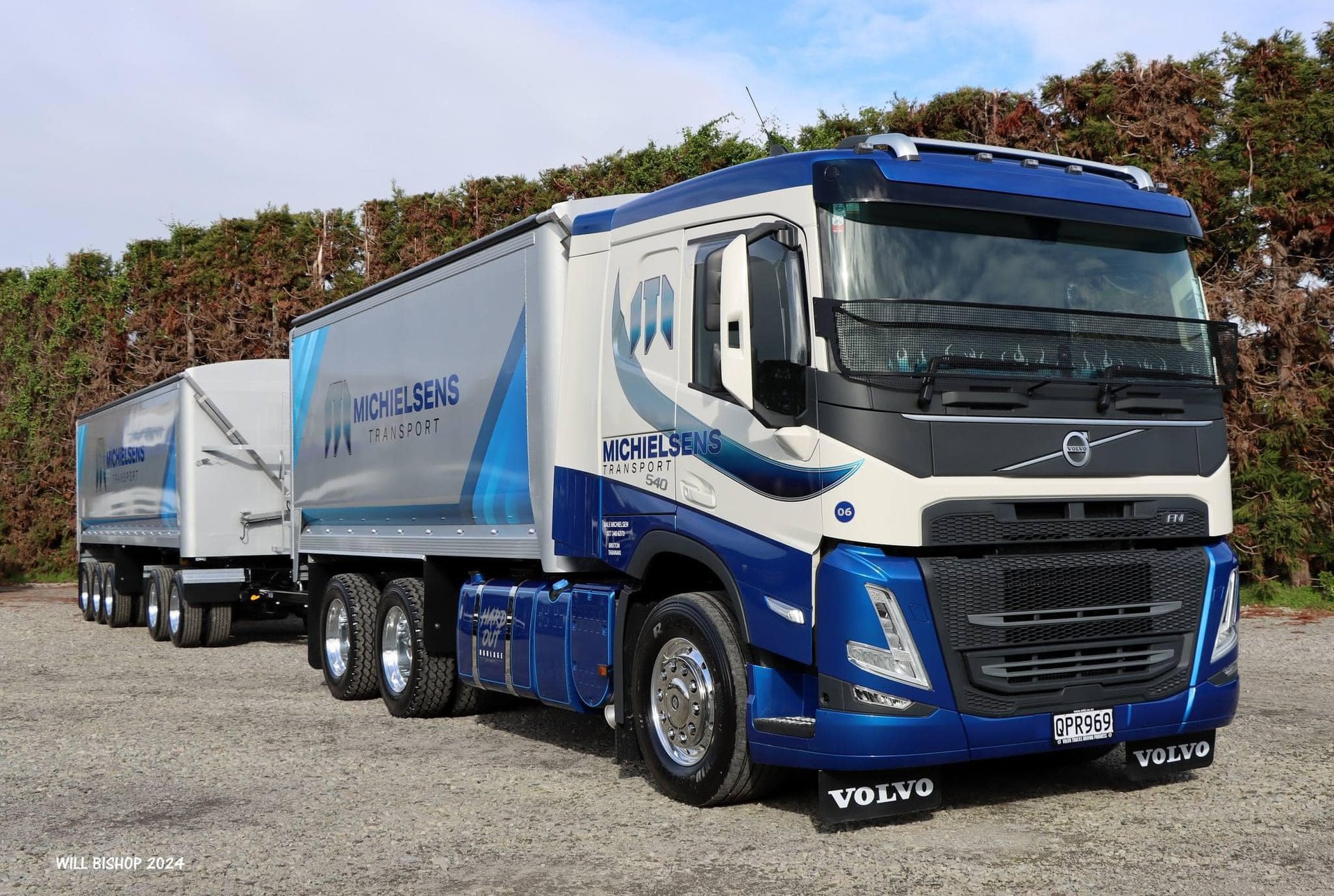 gray computer monitor