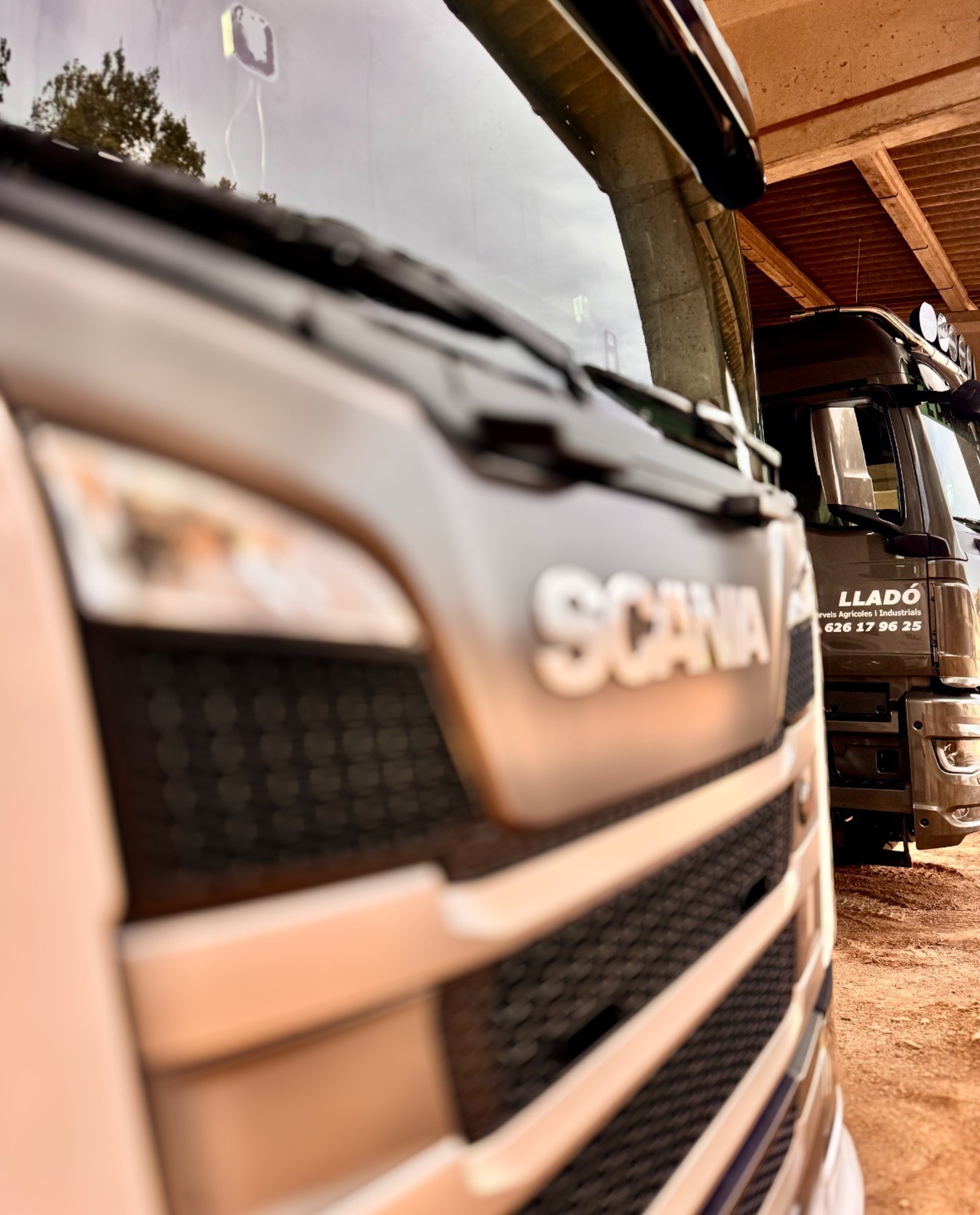 black and brown leather padded tub sofa