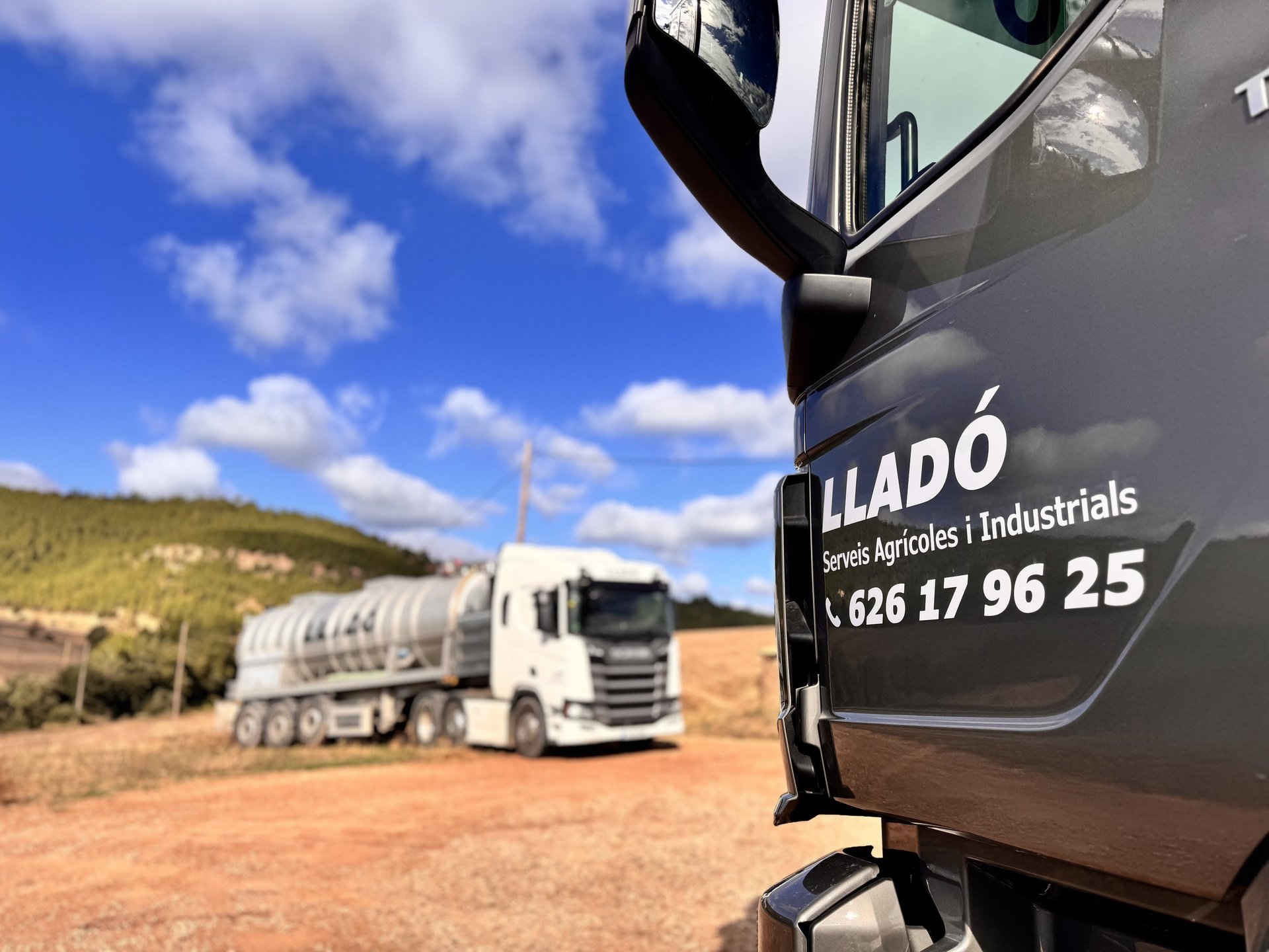 black and brown leather padded tub sofa