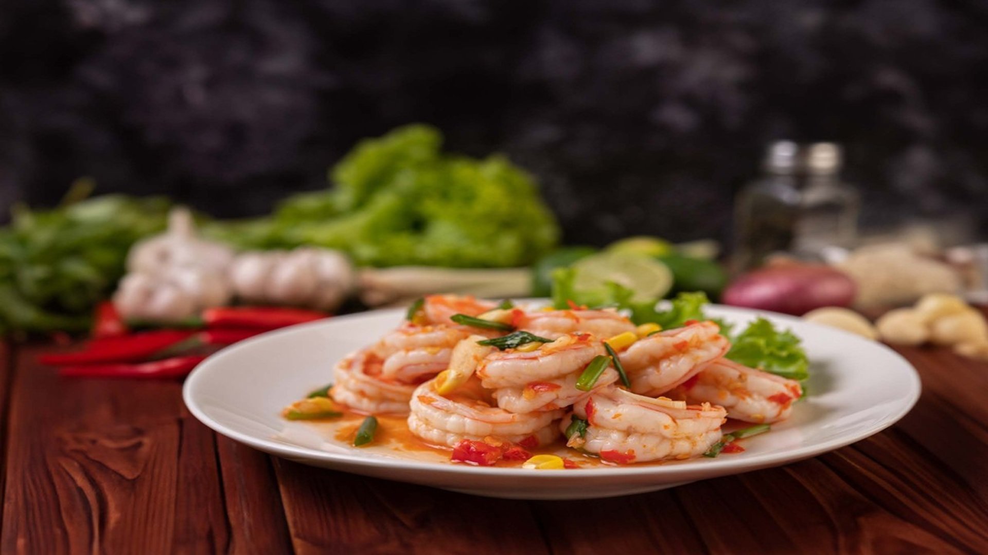 a bunch of shrimp that are laying on the ground