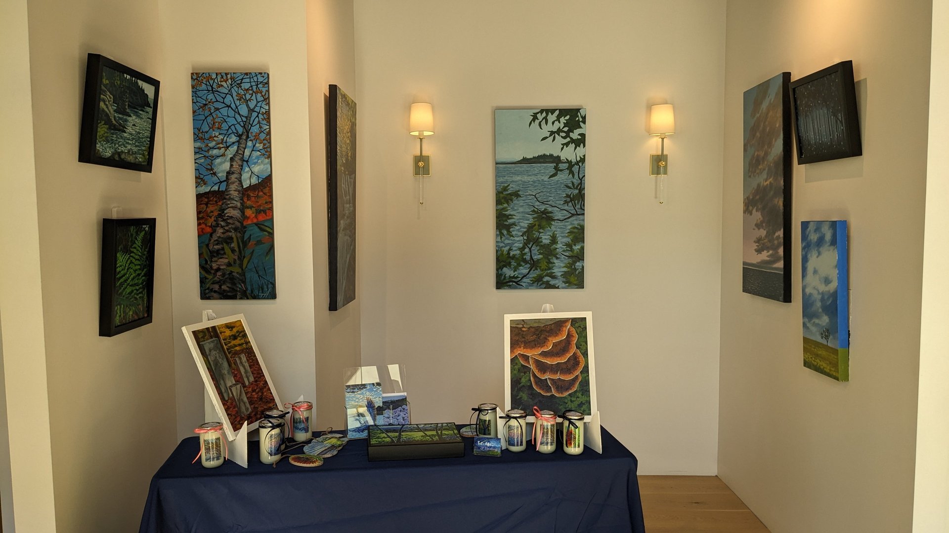 gray computer monitor