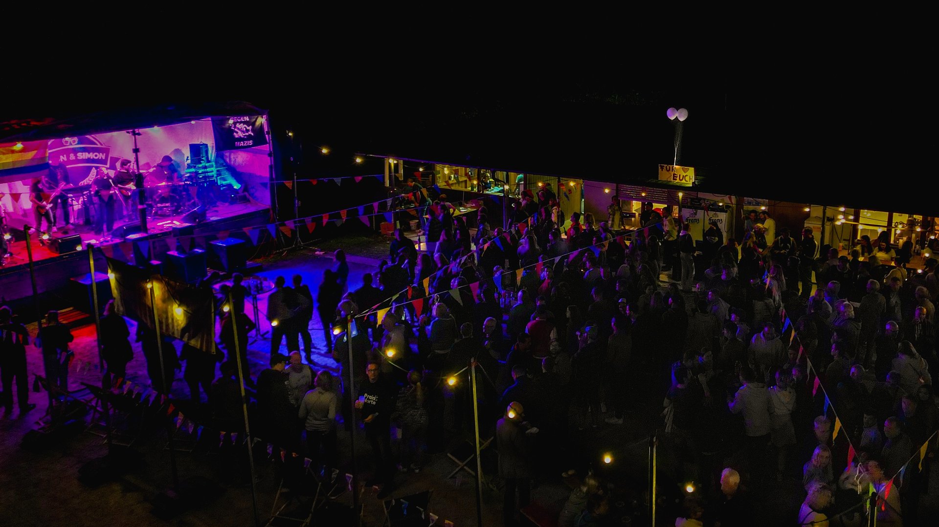 black and white bed linen