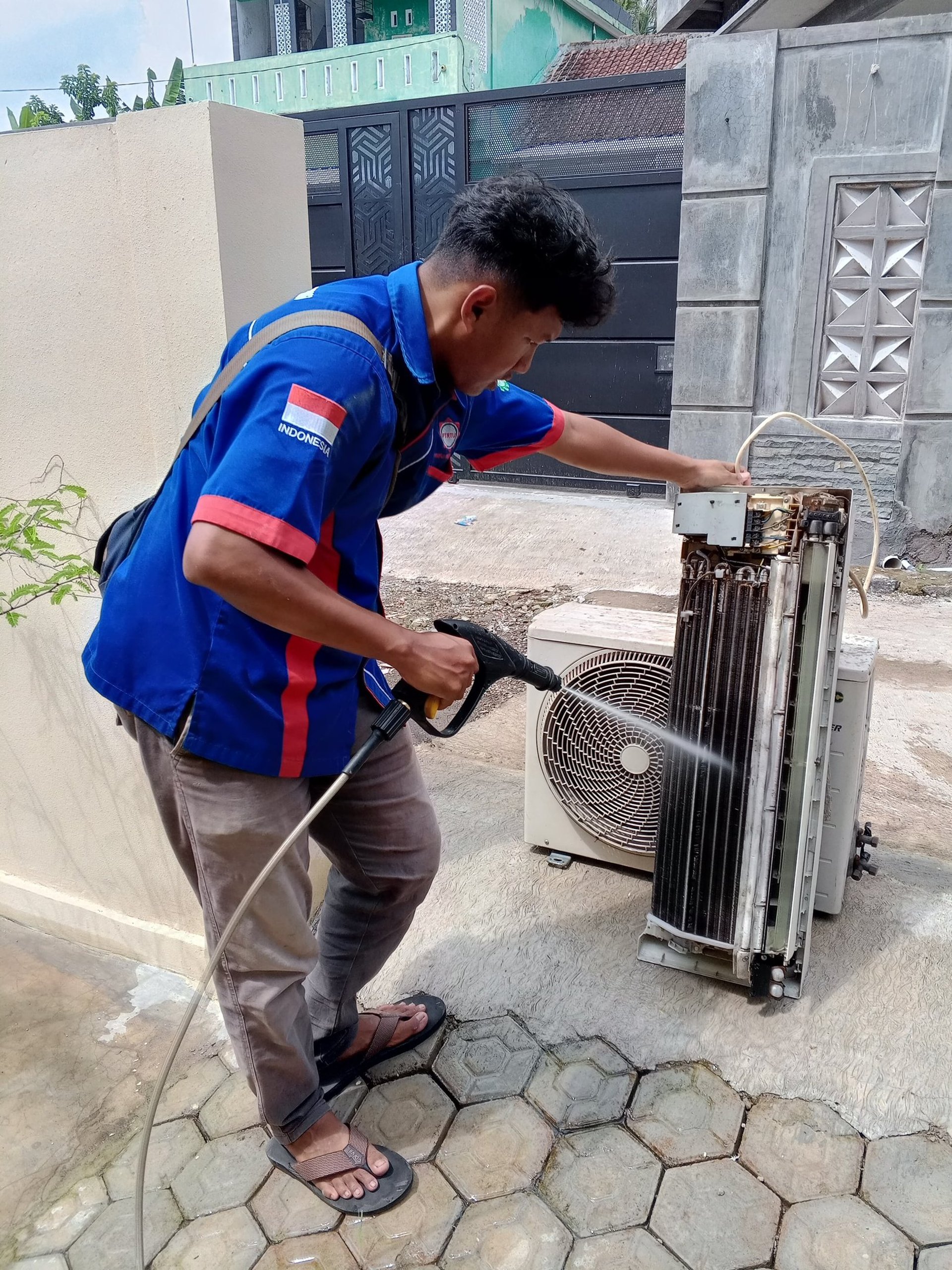 gray computer monitor