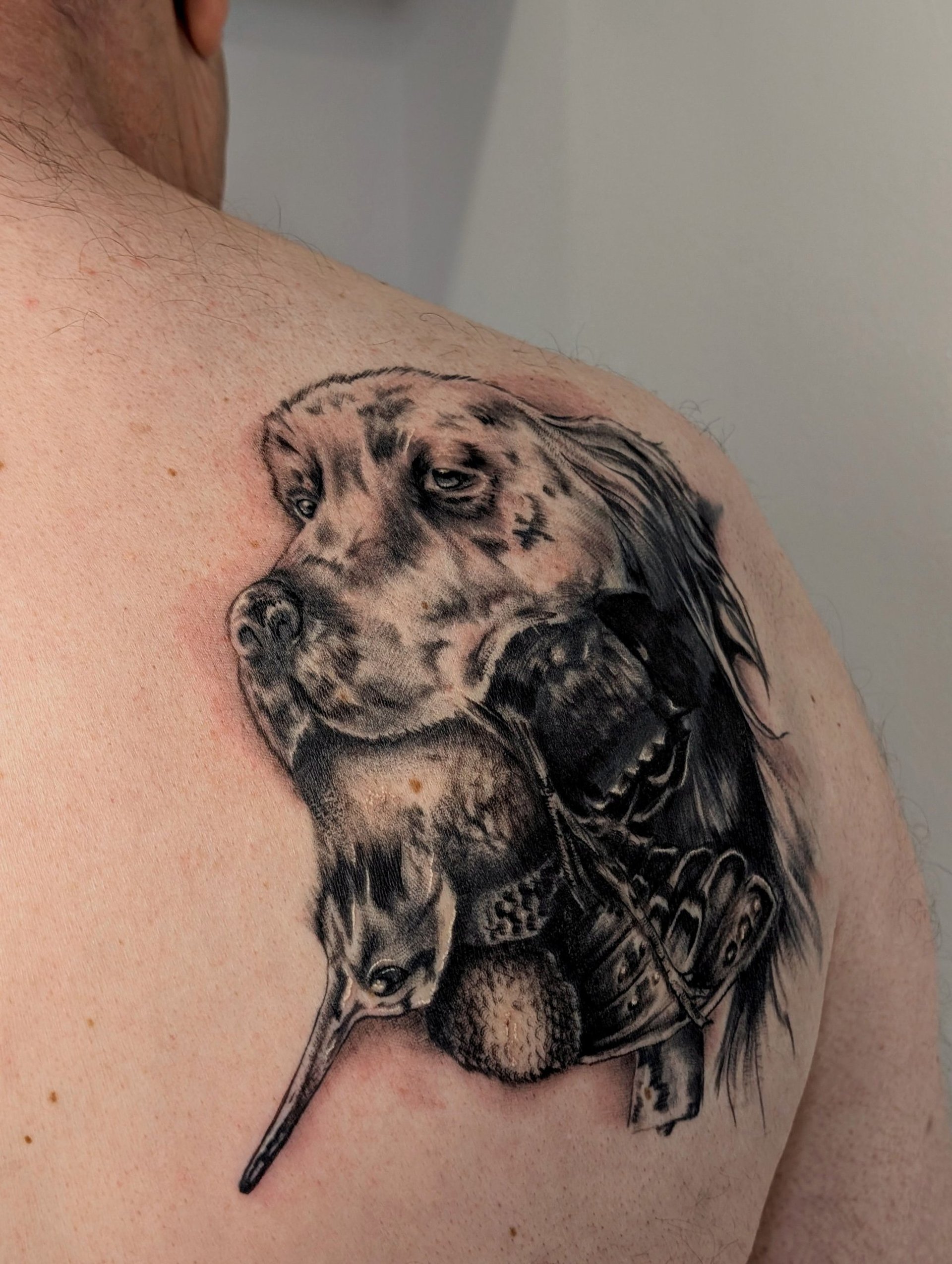 Tatuaje personalizado en negro de perro y becada realizado por elperrolatinta, tatuador en Ribadesella, Asturias