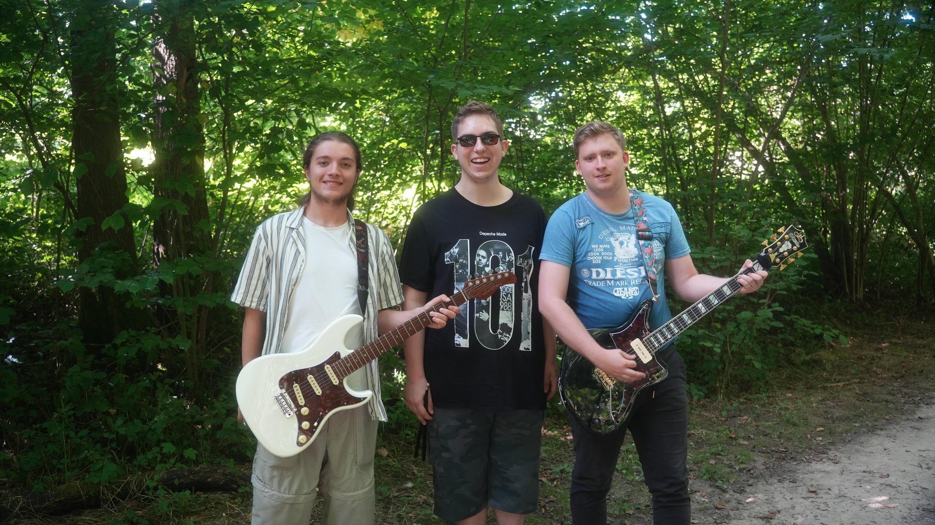 gray computer monitor