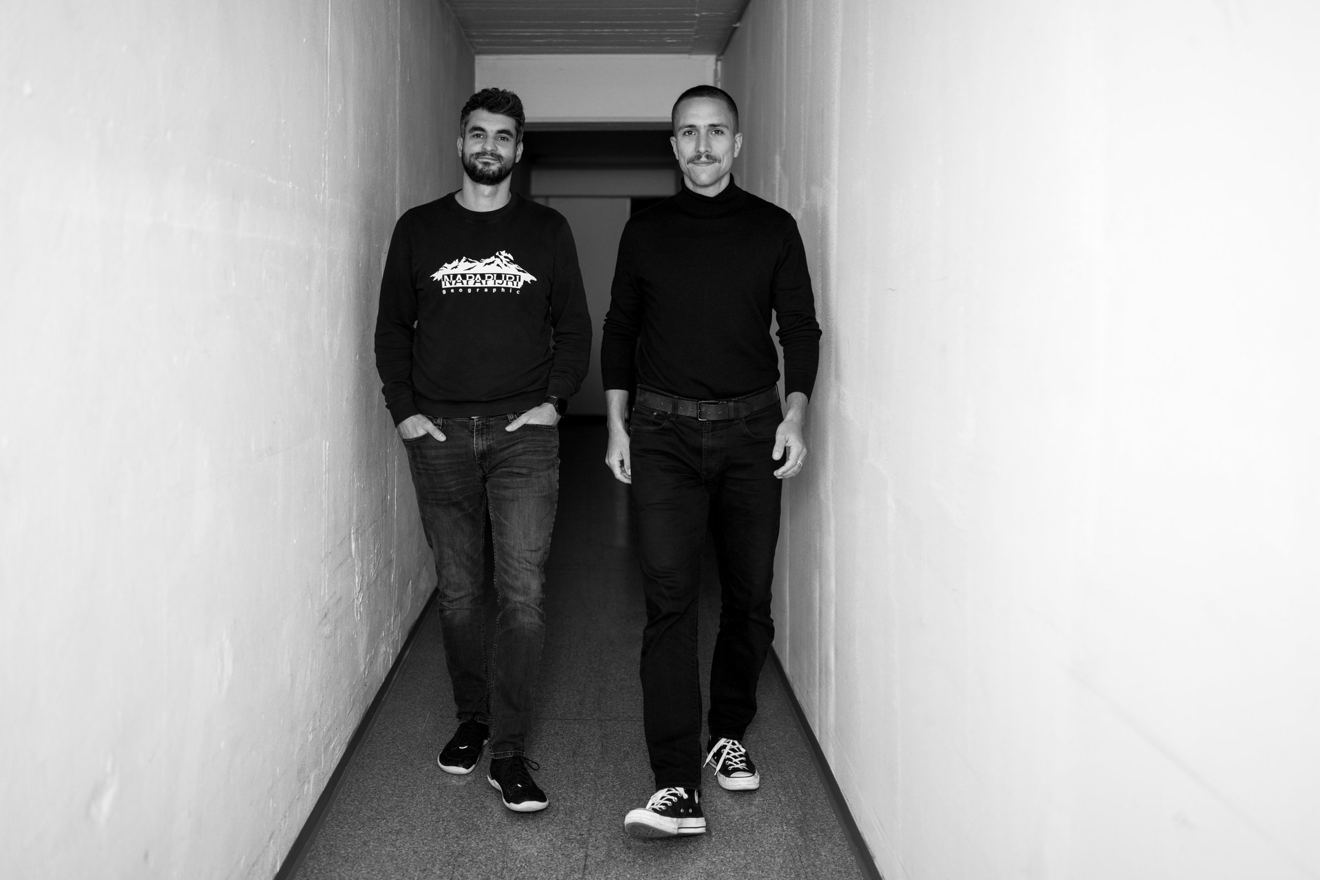 gray computer monitor