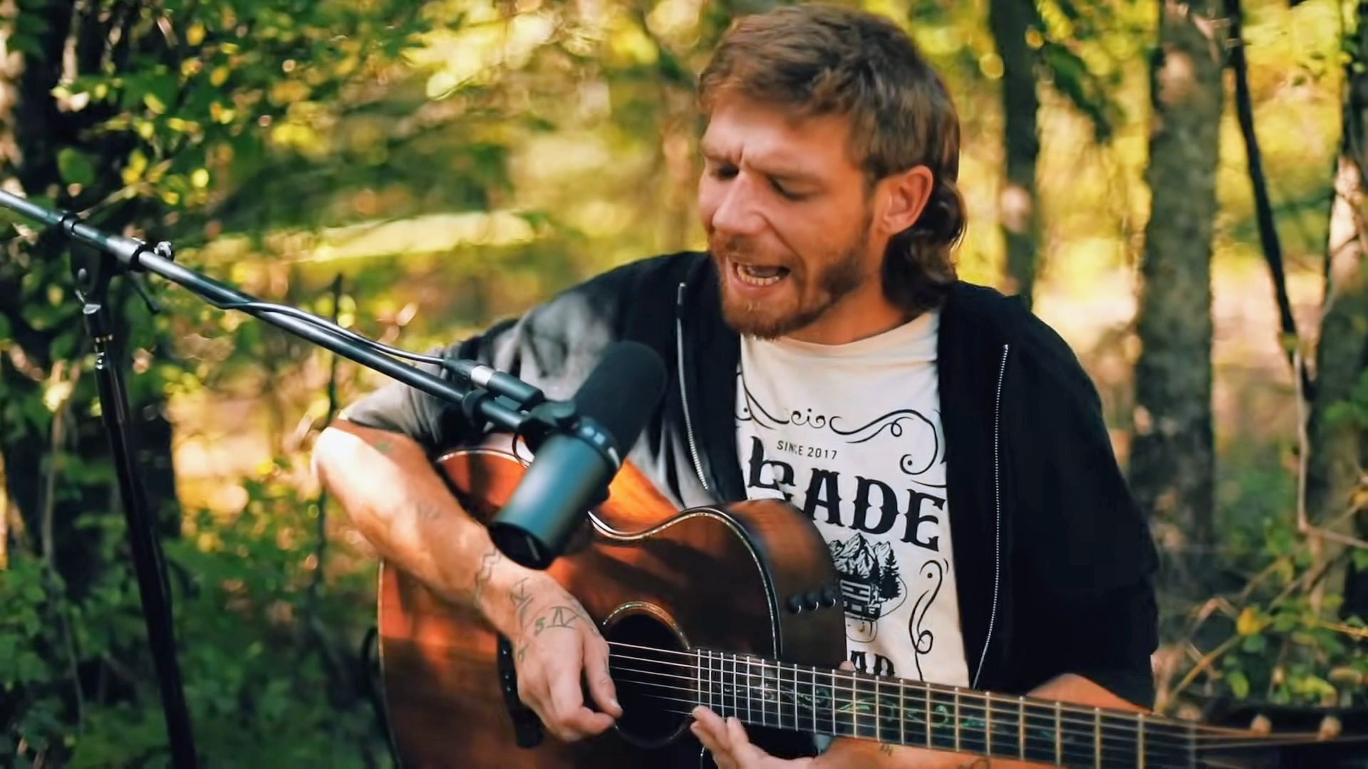 gray computer monitor