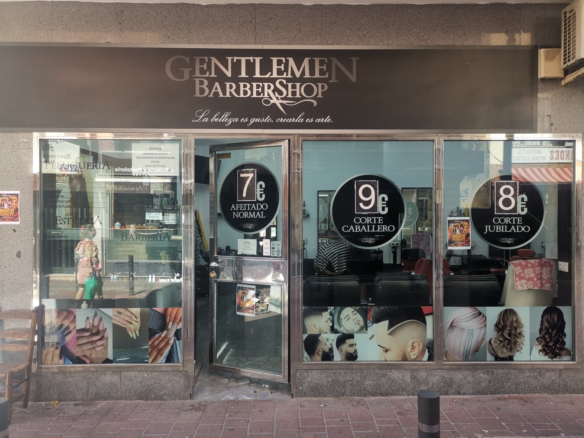 gray computer monitor