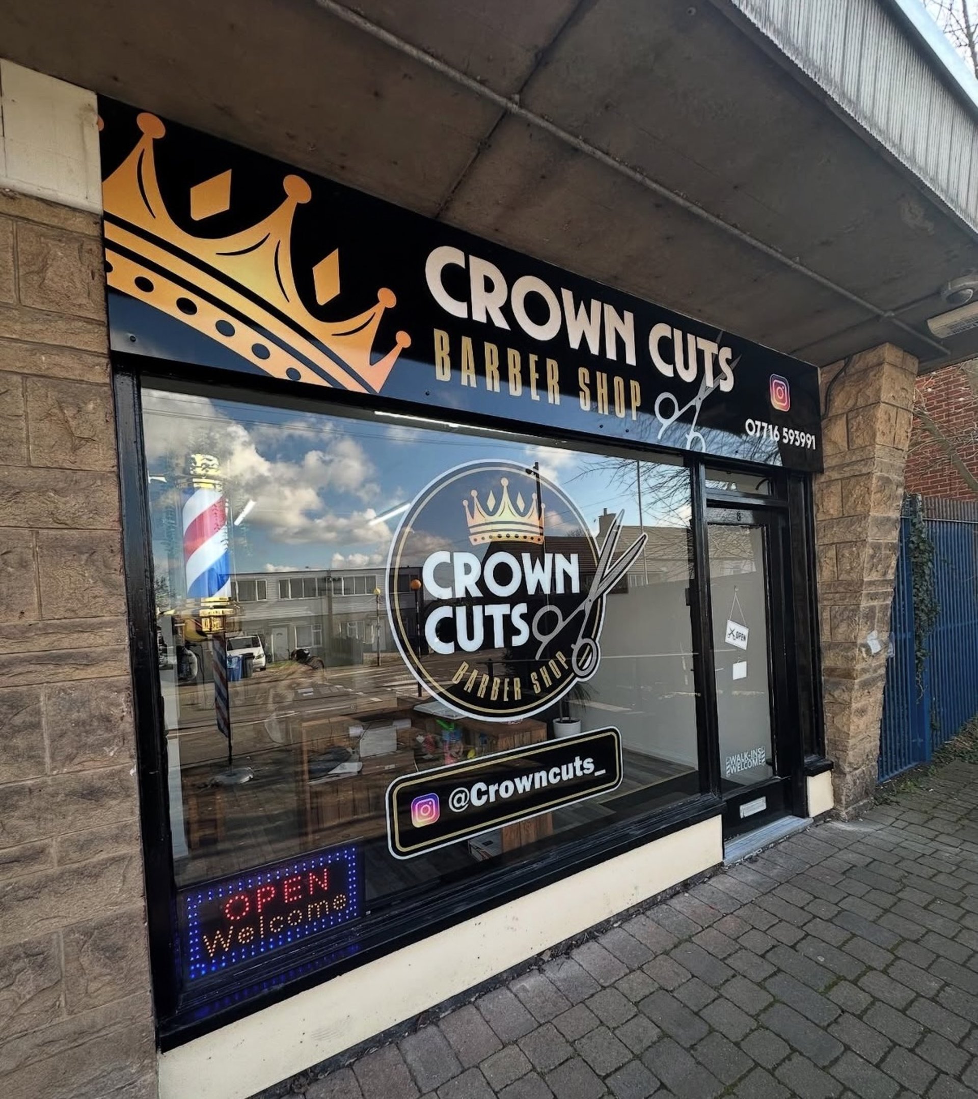 gray computer monitor