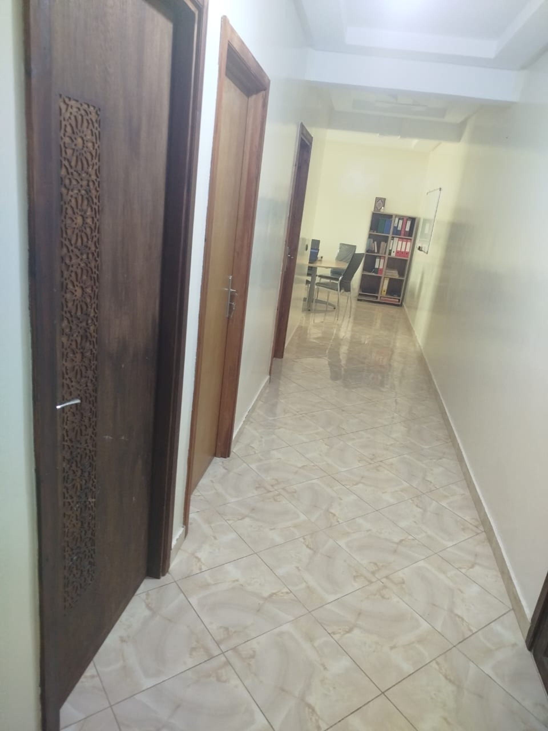 gray computer monitor