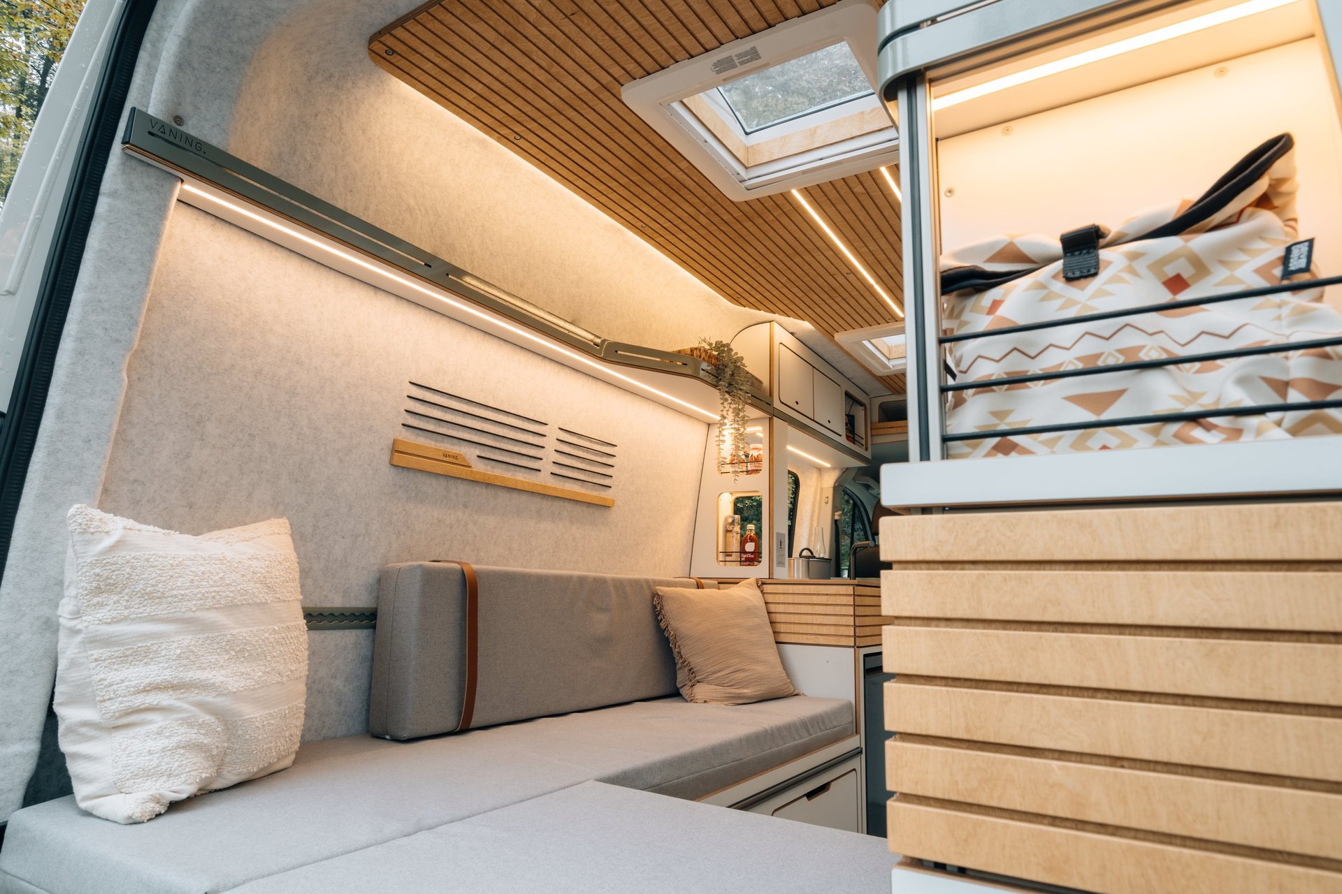 black and white bed linen