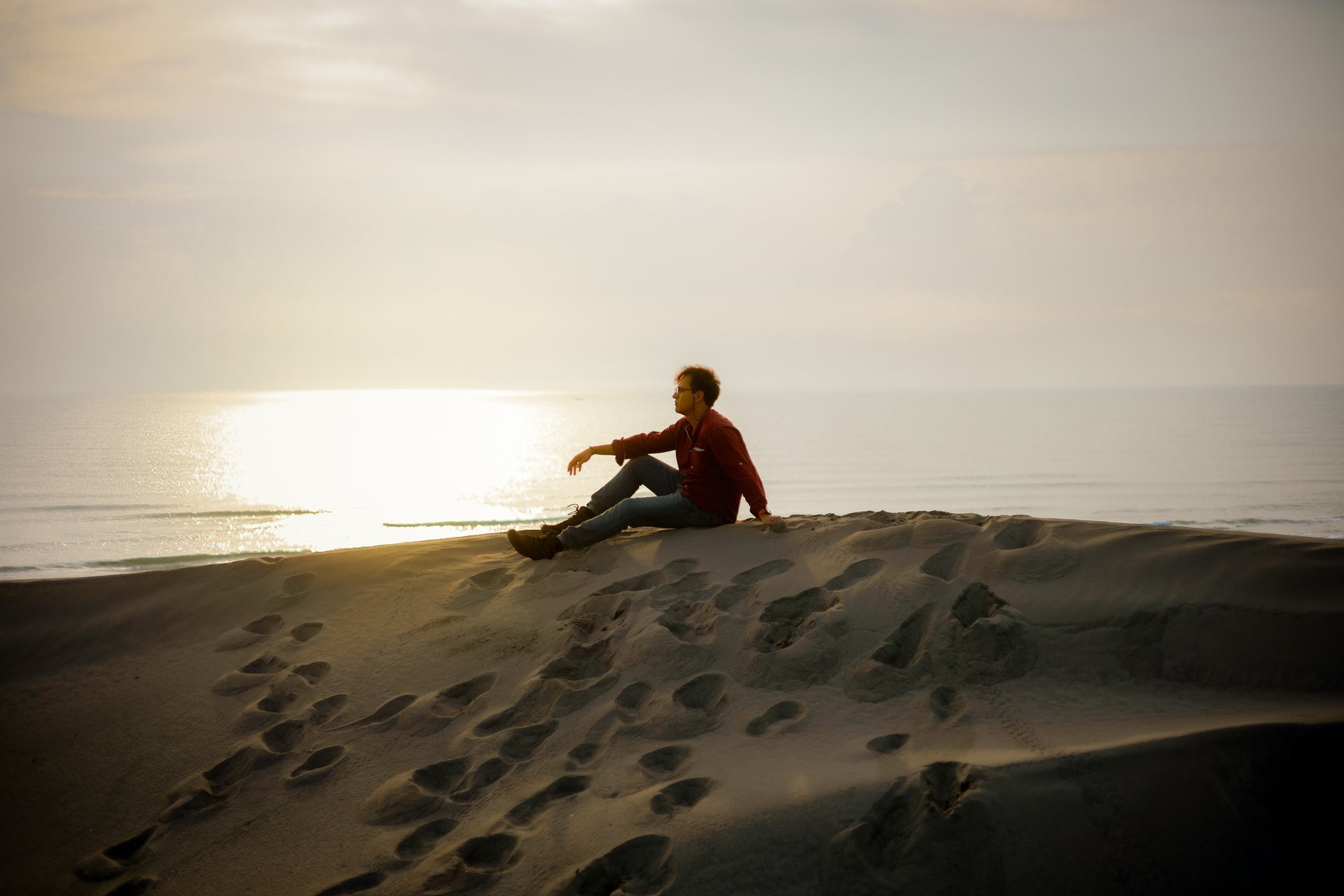 an abstract photo of a curved building with a blue sky in the background
