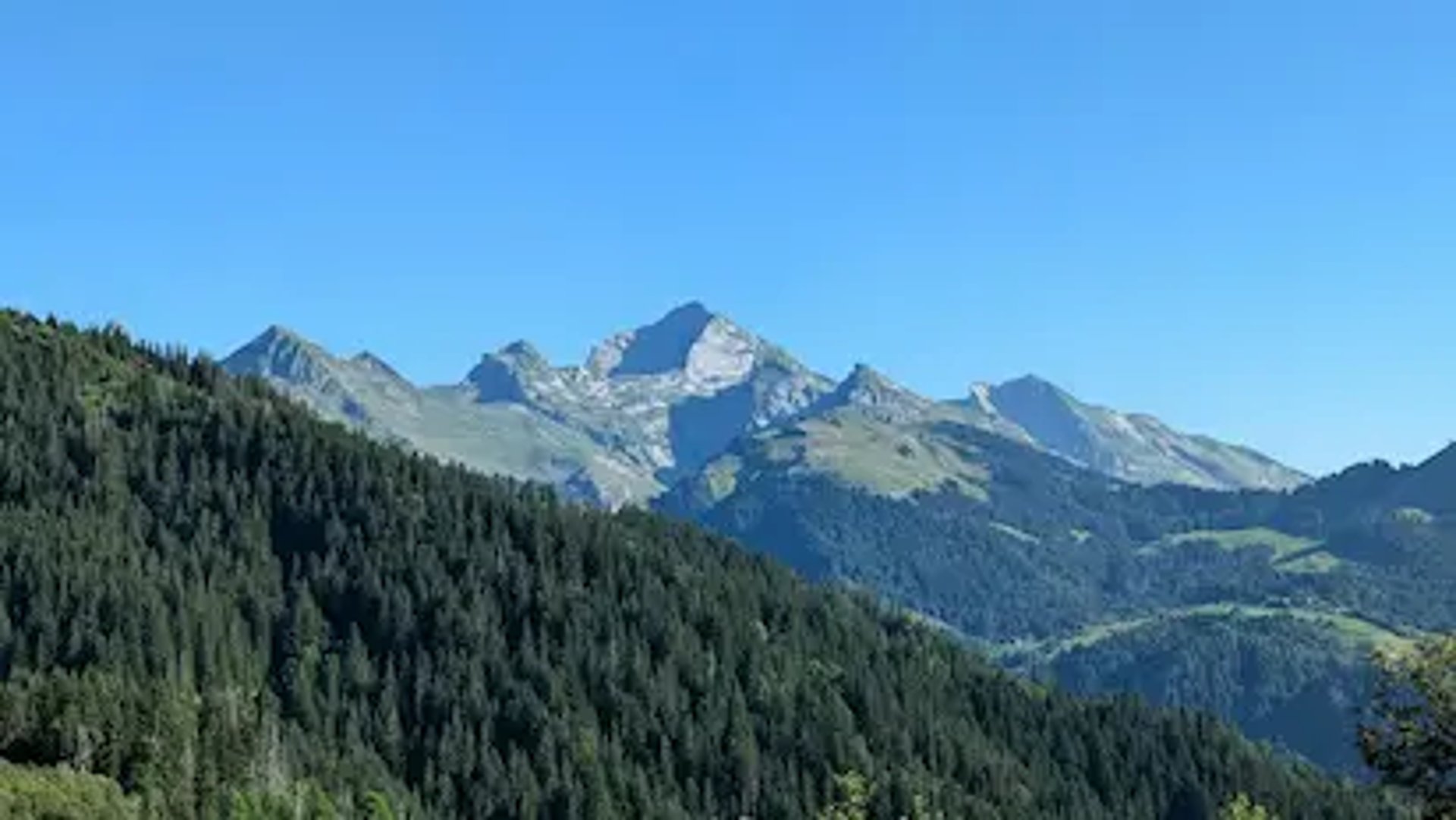 Guide accompagnateur en montagne dans les Aravis, randonnée avec vue panoramique sur le massif