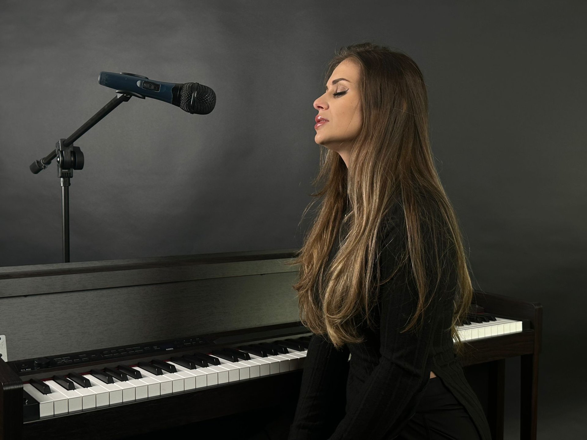 gray computer monitor