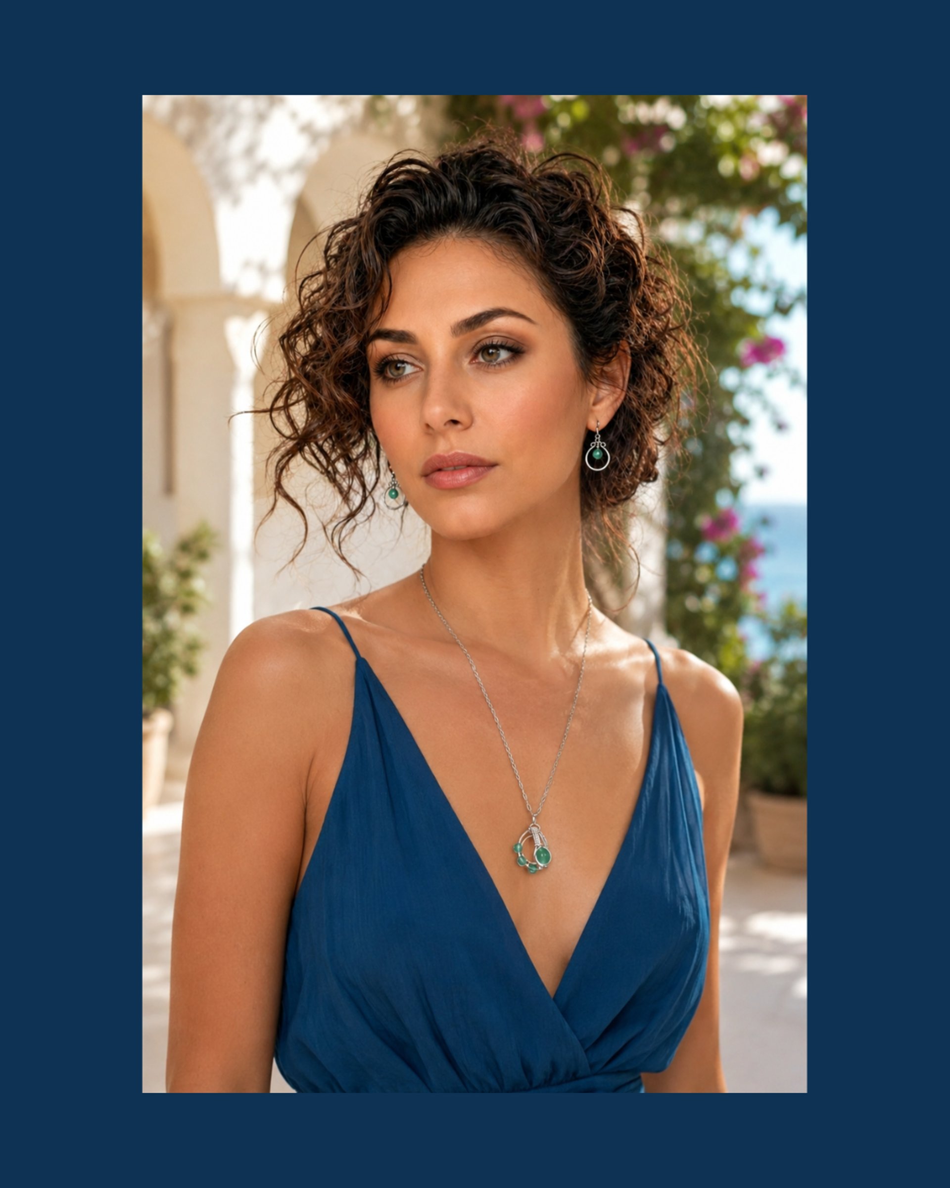 Modella che indossa una collana e orecchini artigianali Nìllia con avventurina verde.
