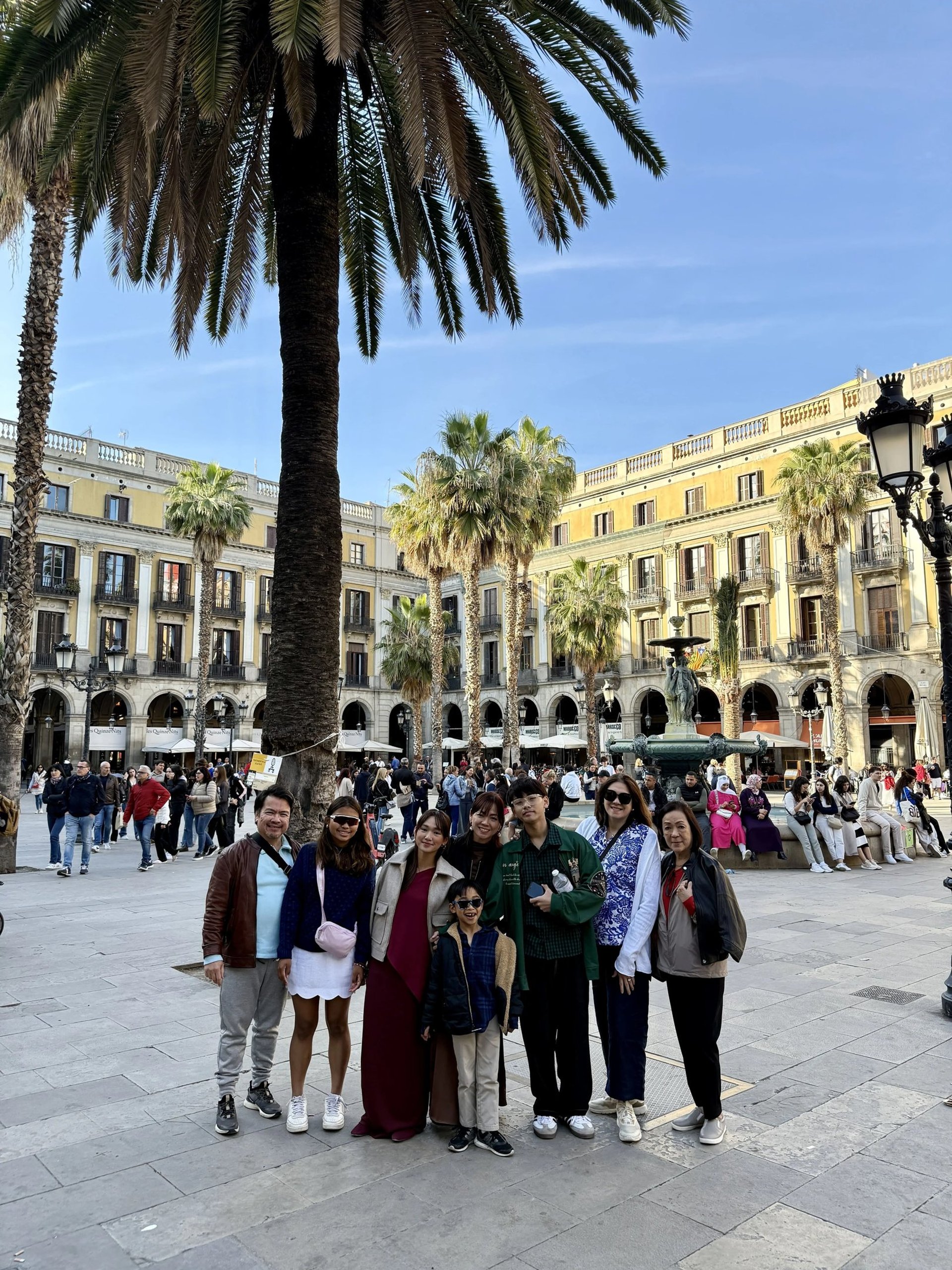 Filipino driver in Barcelona private tour family at Placa Reial