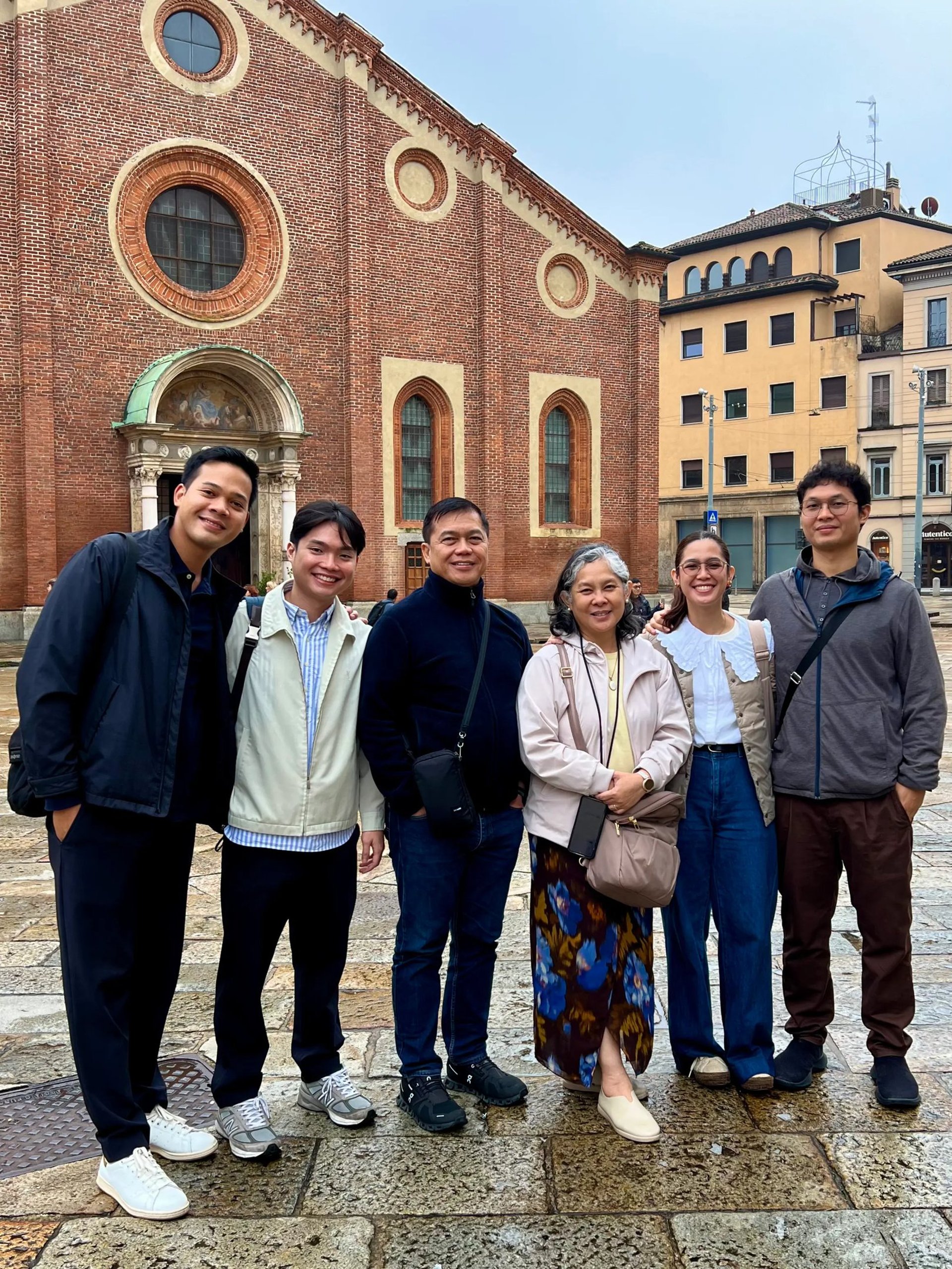 Filipino family enjoying a private tour with Phil Europe, a Filipino driver service in Milan