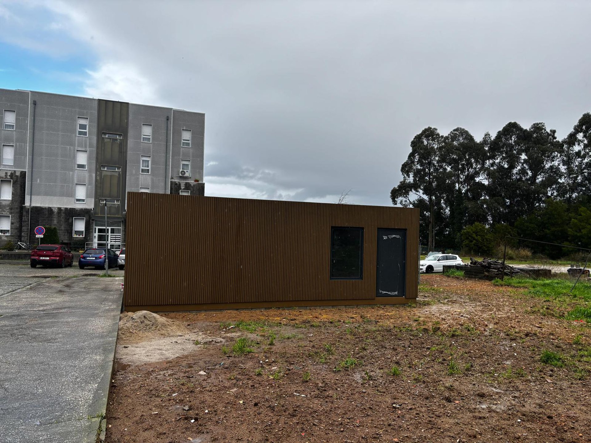 black and brown leather padded tub sofa