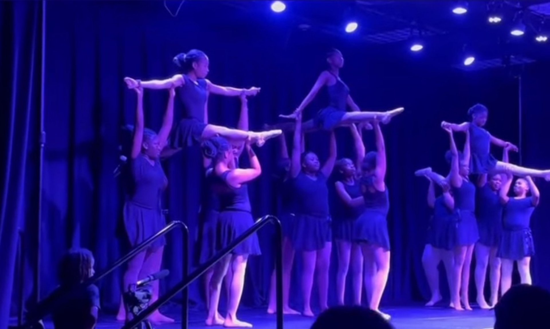 gray computer monitor