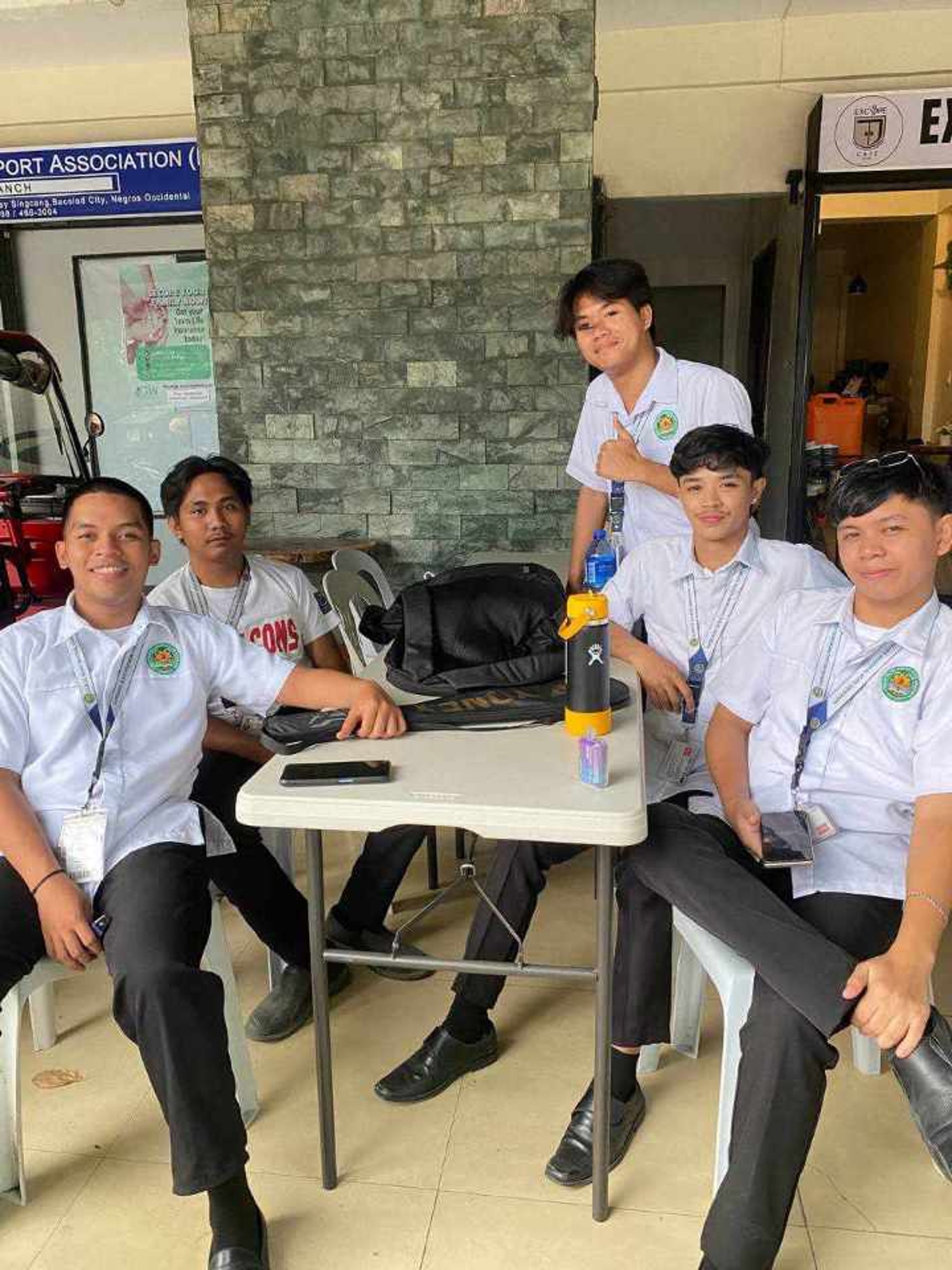 gray computer monitor