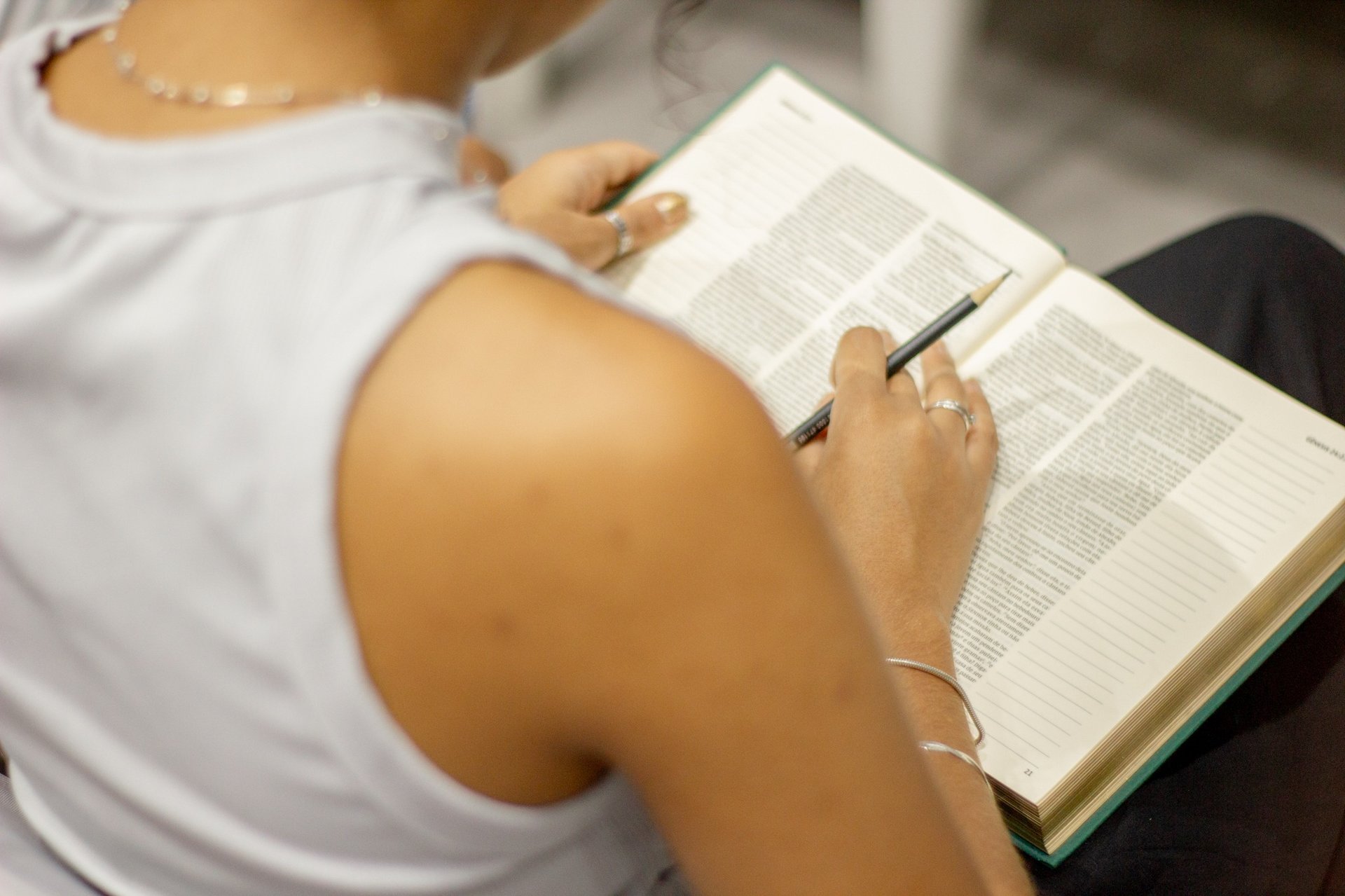 black and white bed linen