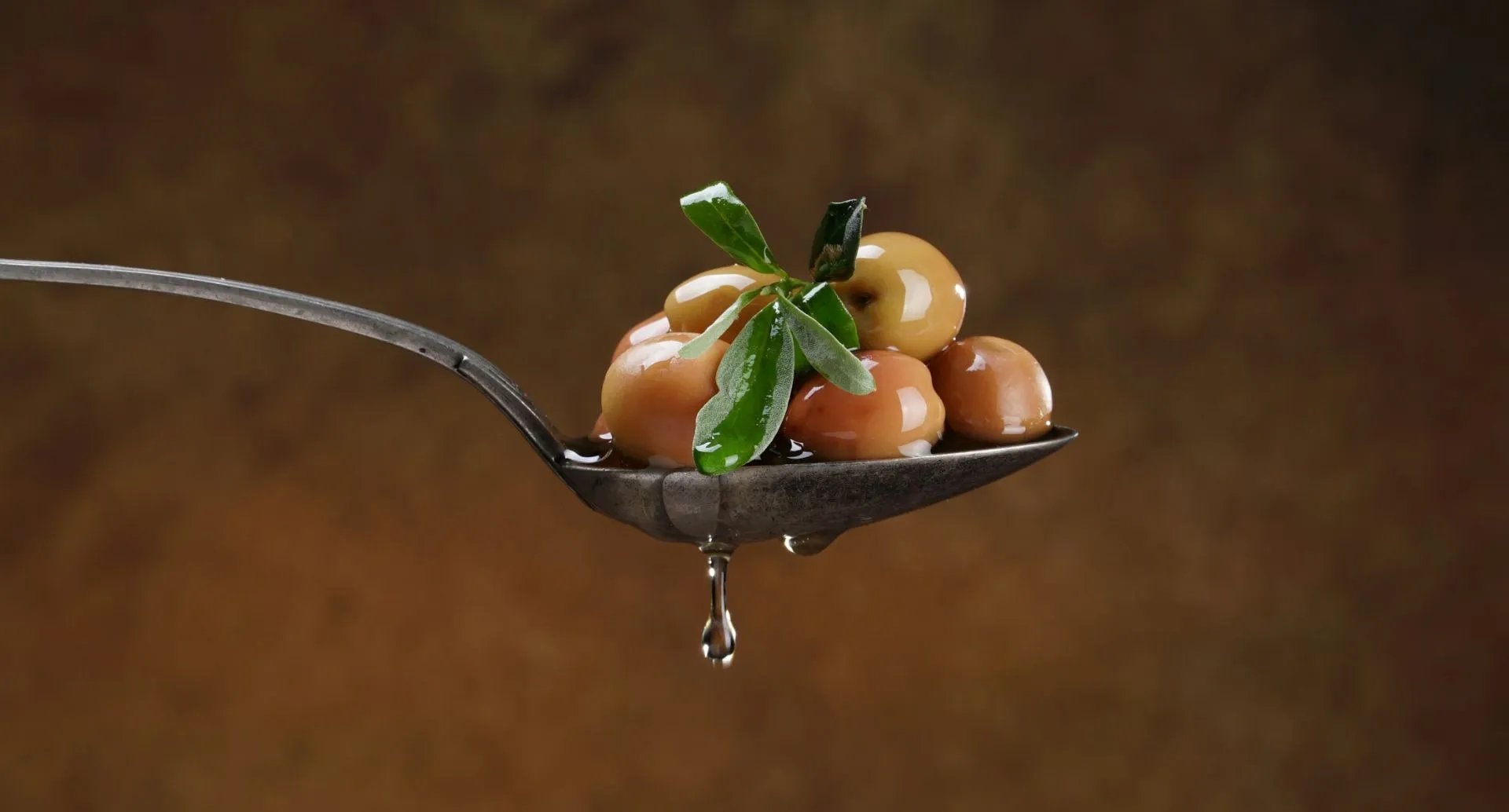 Griechisches Olivenöl und Oliven