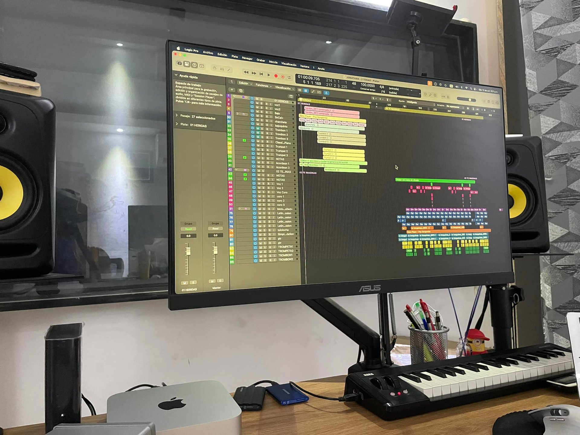 gray computer monitor