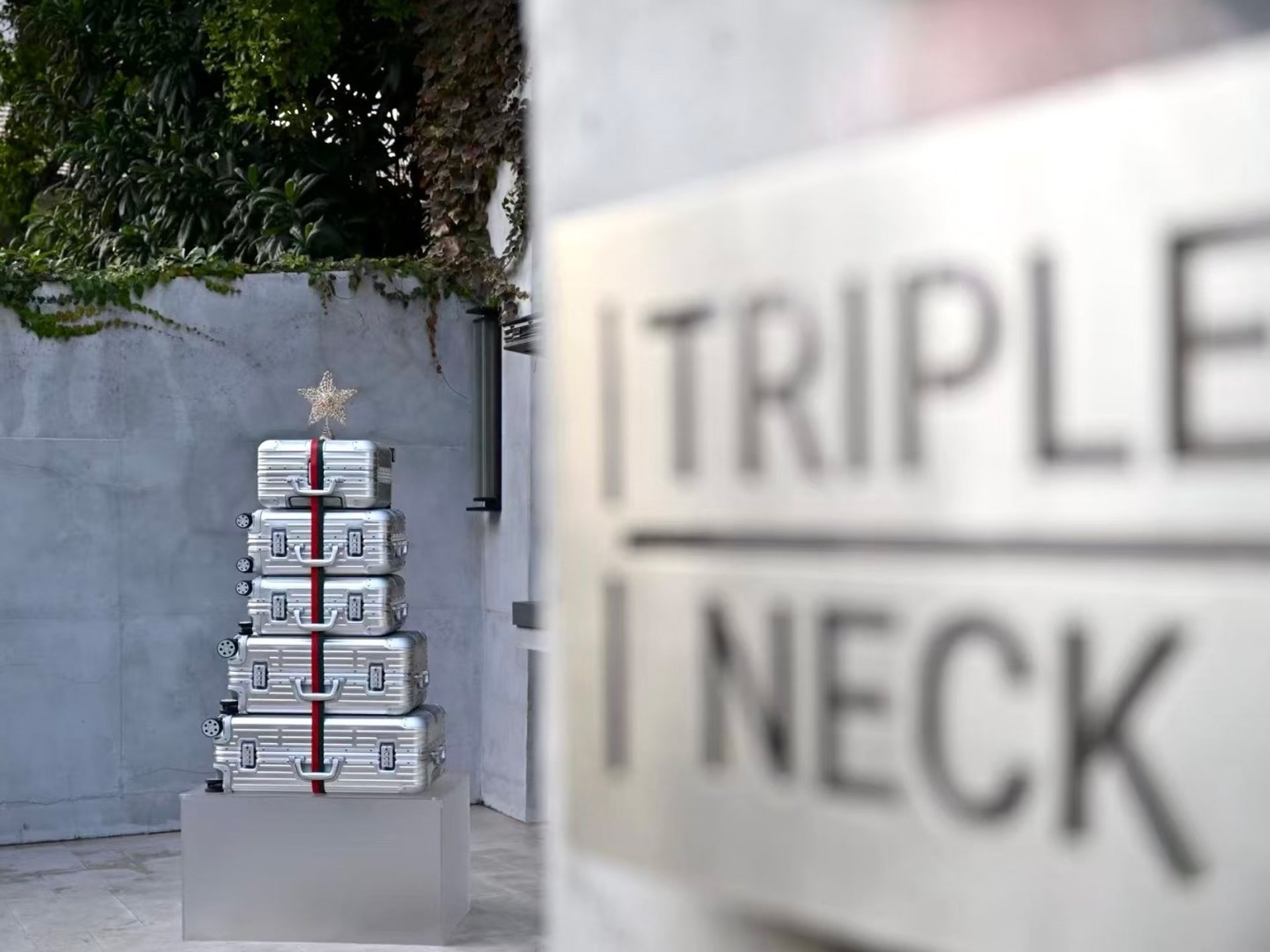 black laptop computer on table