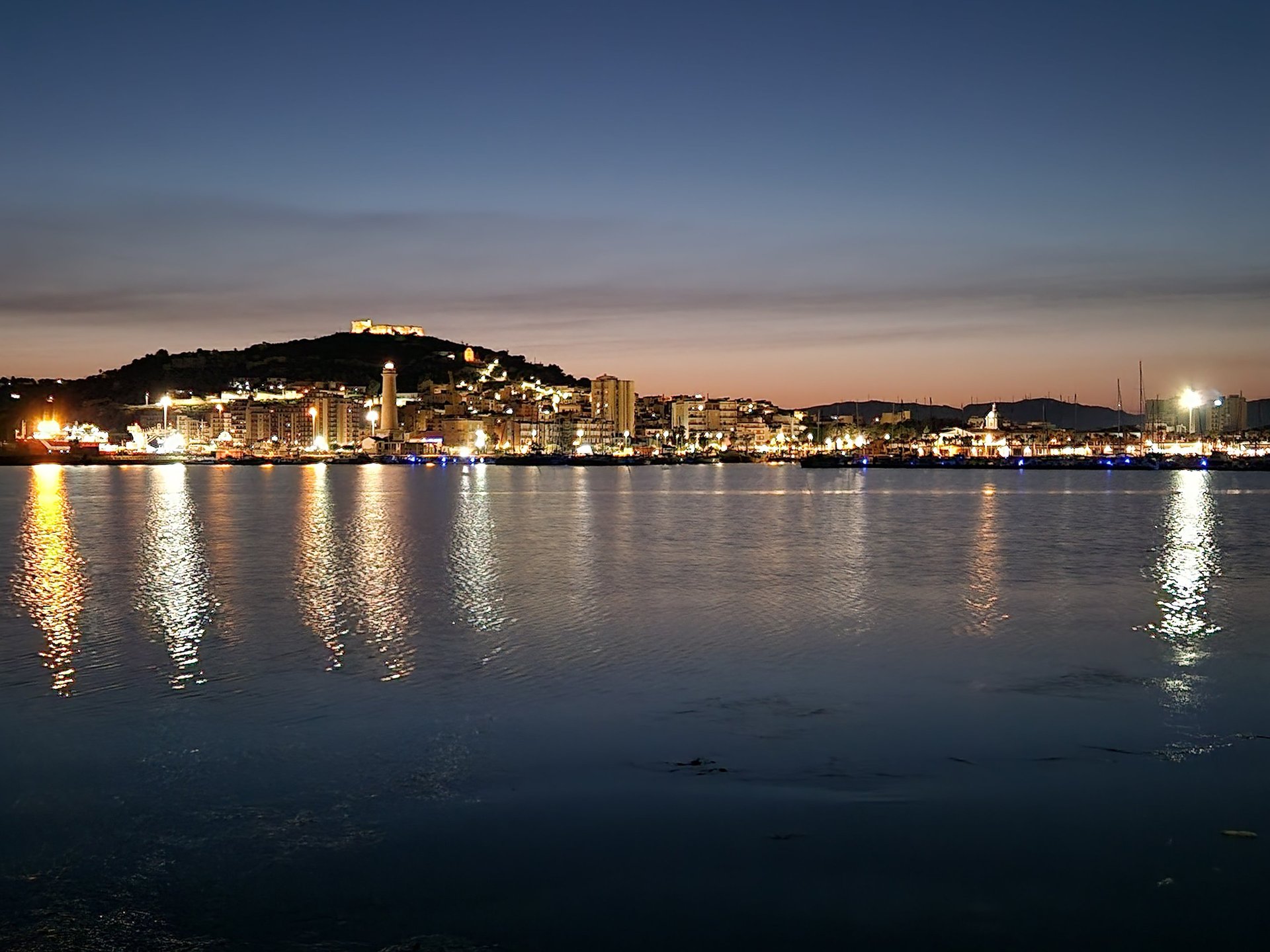 gray computer monitor