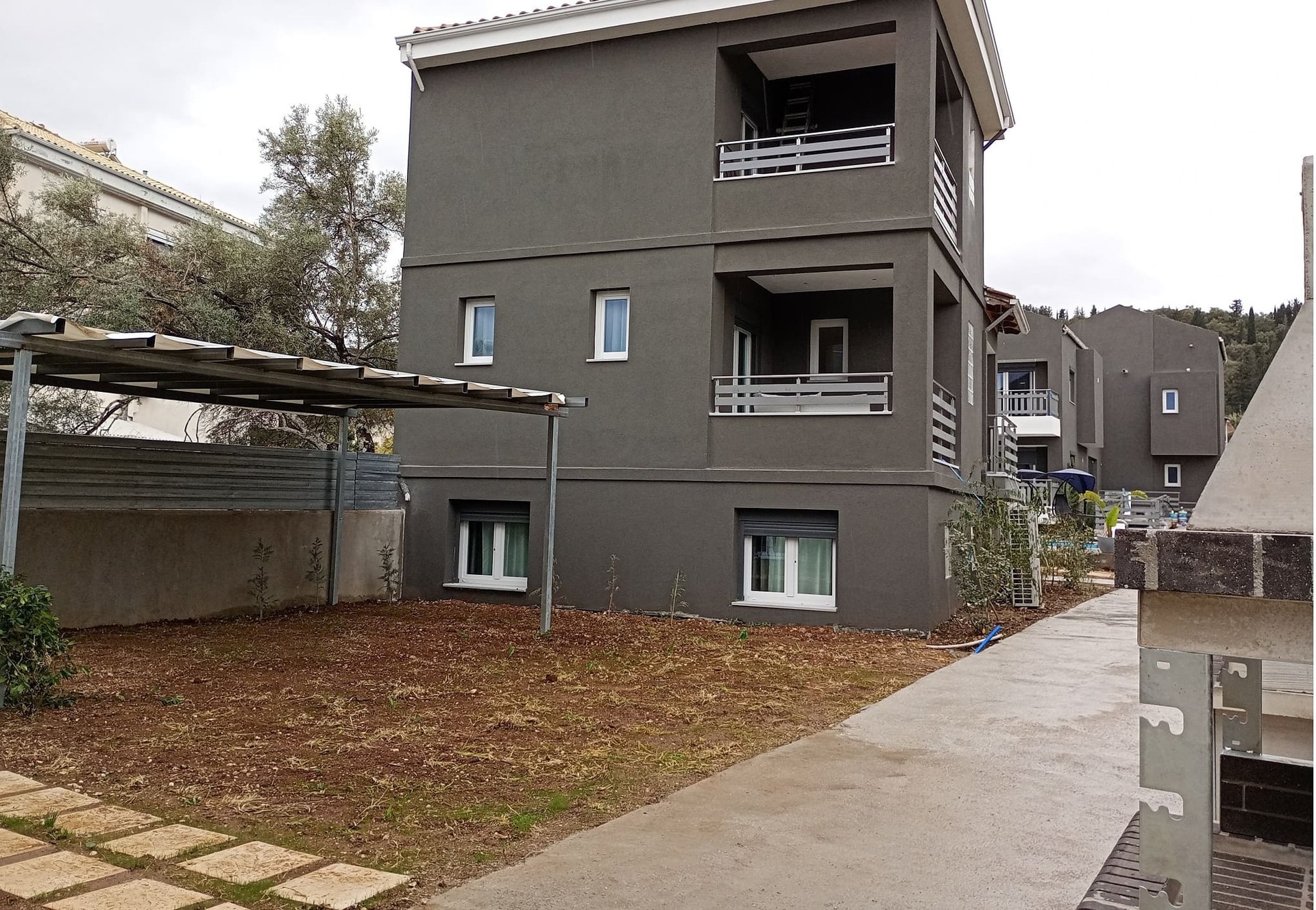 gray computer monitor