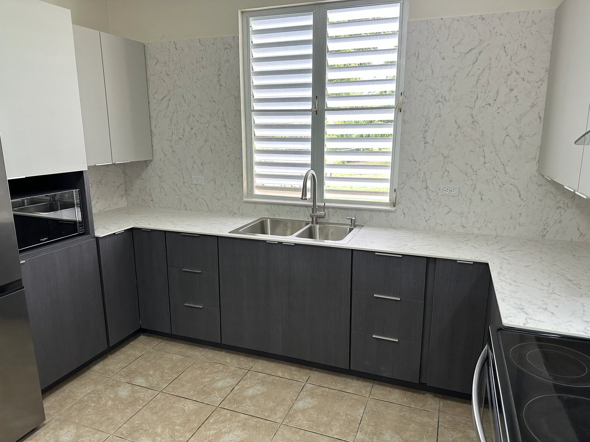 Cocina fabricada en PVC 3/4''. Doble tono con tope en fenólico de 1/2''