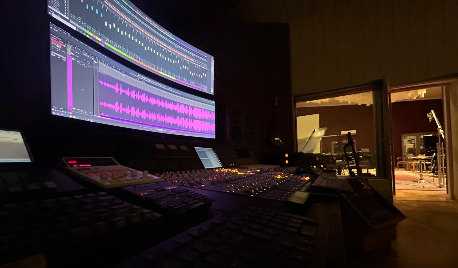 gray computer monitor