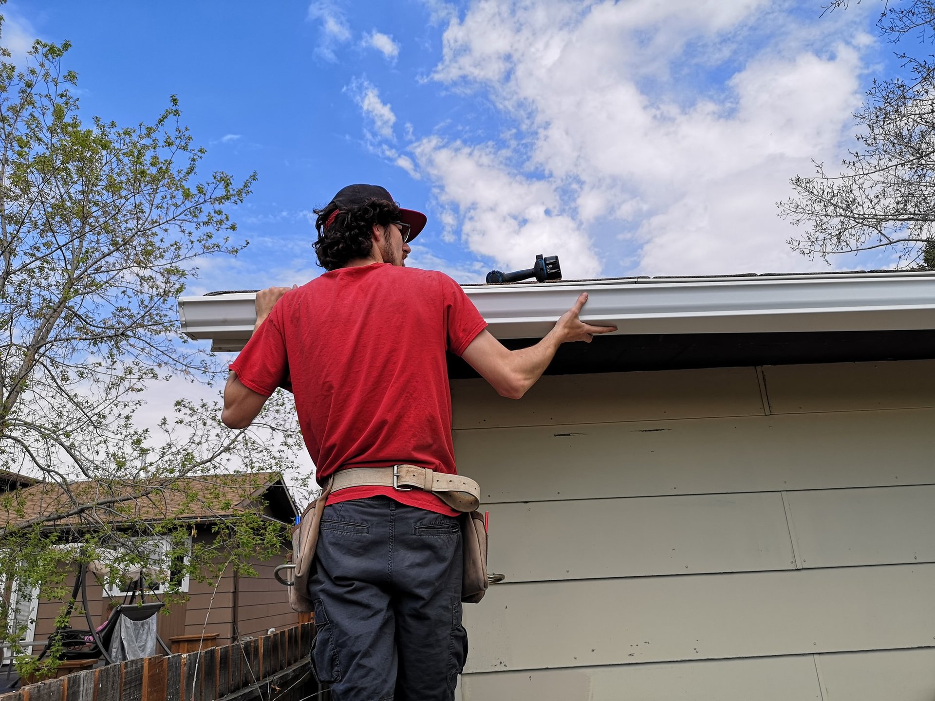 a close up of a roof with a black shinnel