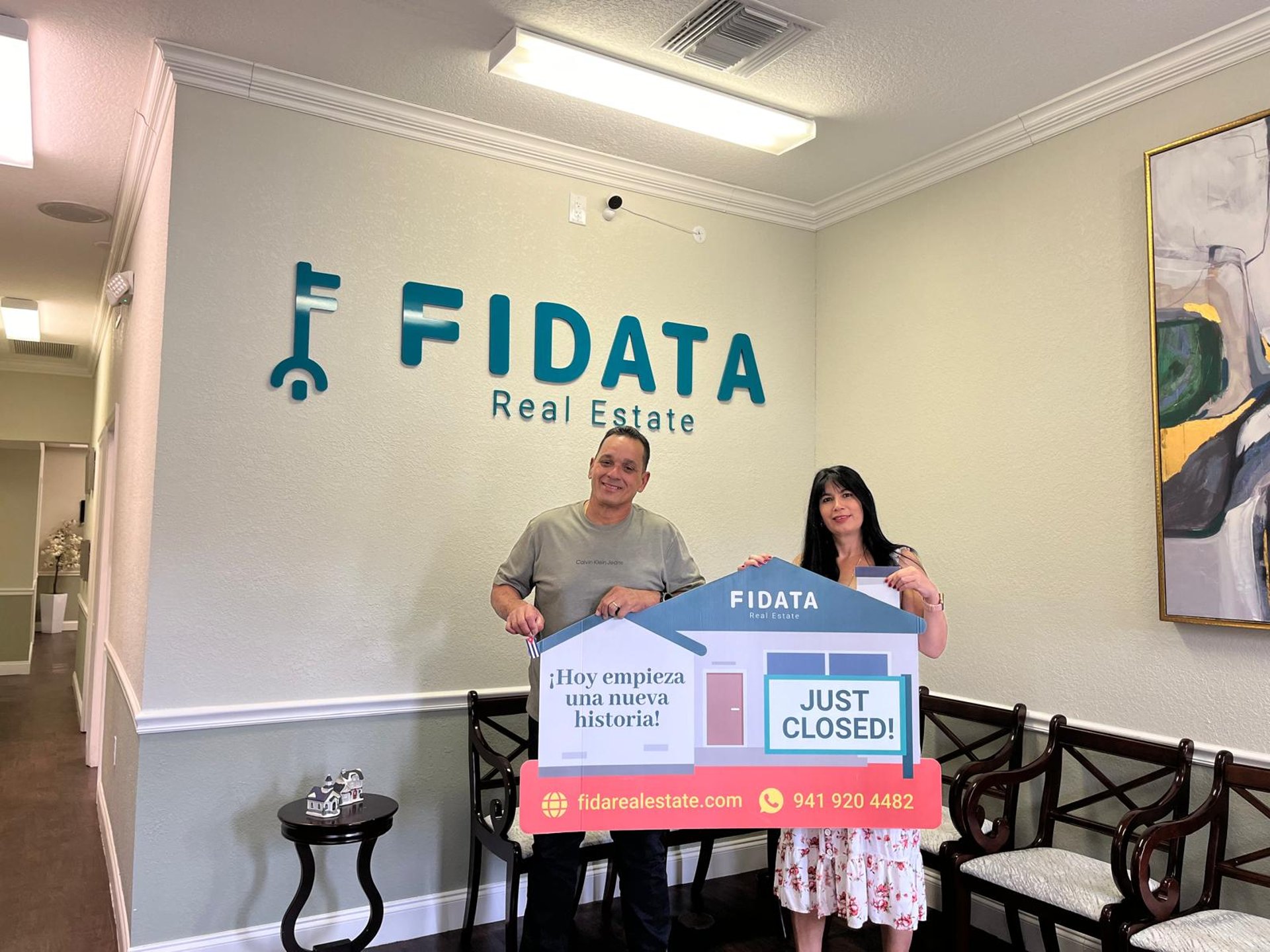 Clientes felices tras comprar su casa con Fidata Real Estate, inmobiliaria en Florida experta en ayudar a hispanos.