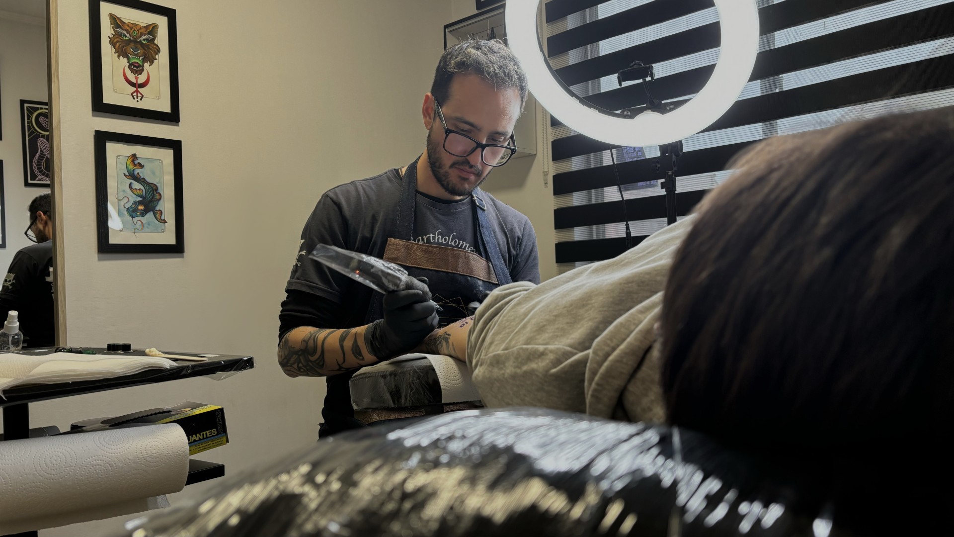 gray computer monitor