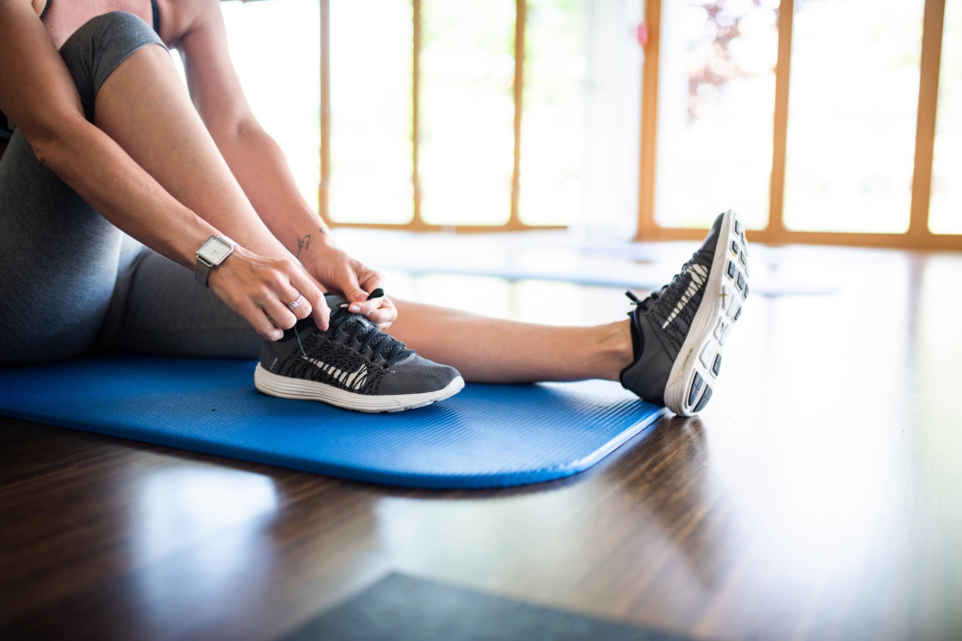 strawberry juice beside fruits on top of table